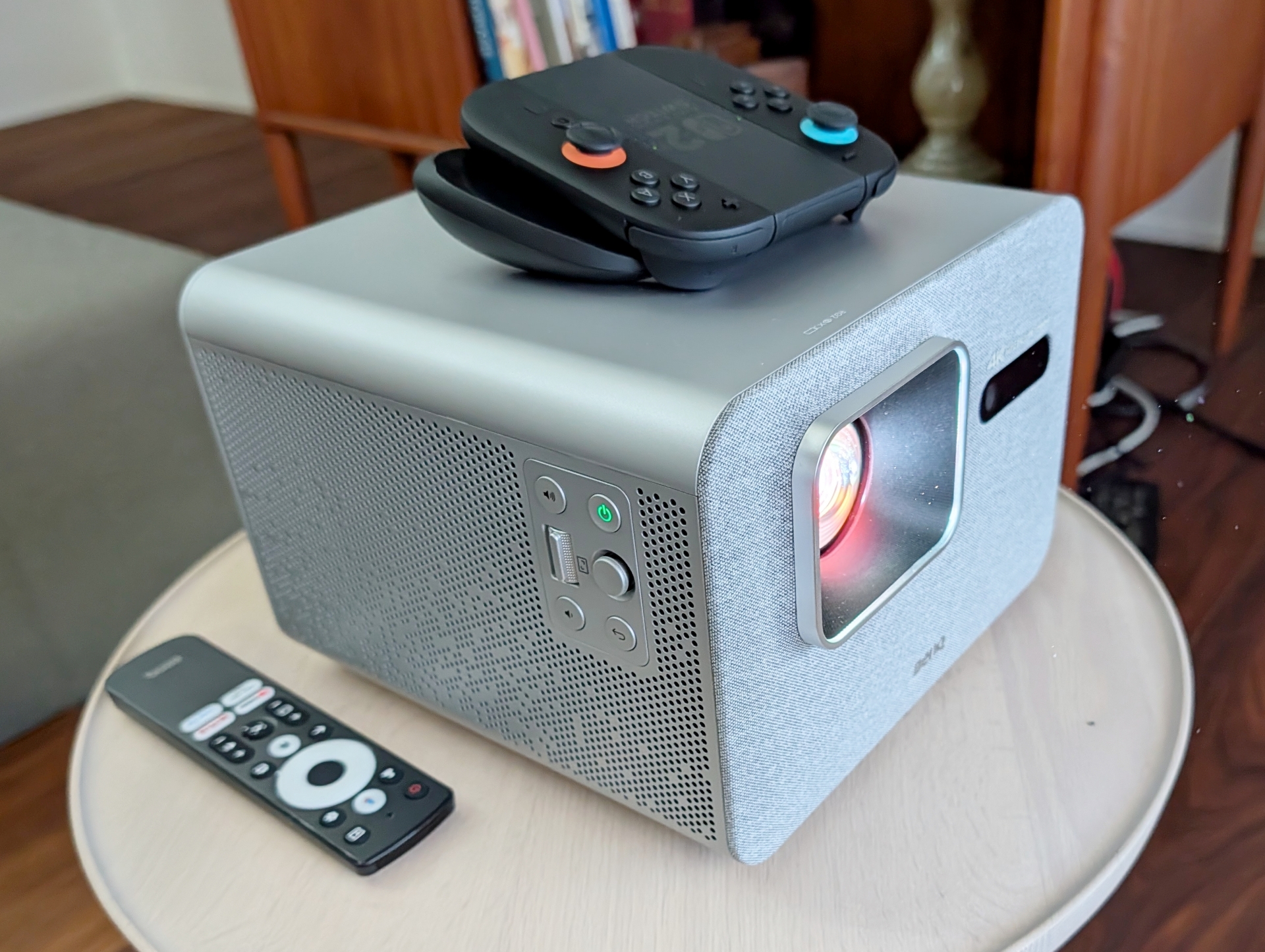 ベンキューの短焦点プロジェクター「TK705STi」。ゲーム用途にも向くという