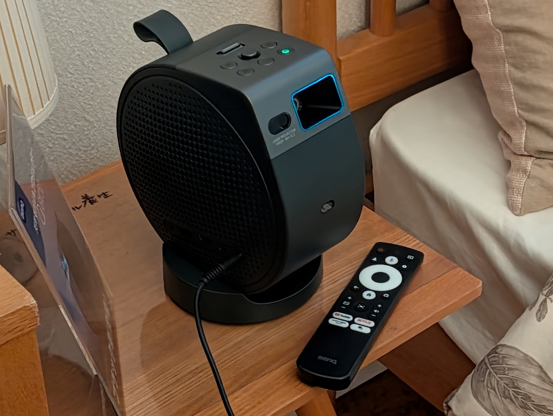 このほか、会場ではモバイルプロジェクター「GV50」のブラックカラーのカラバリモデル「GV50P」を11月に発売すると発表された