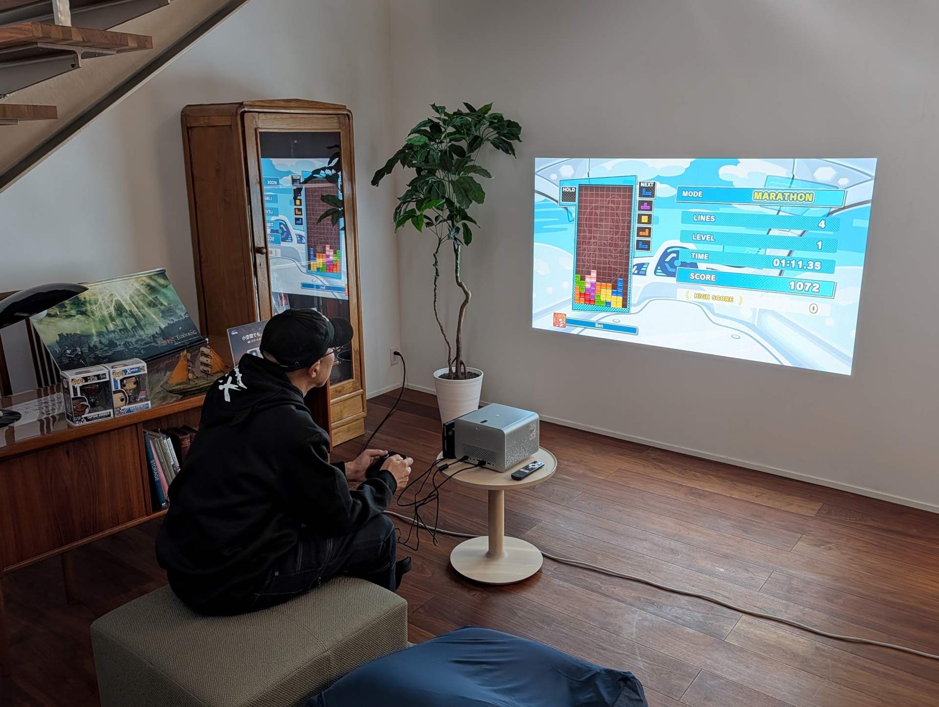 実際にテトリスをプレイする筆者の様子。テトリミノの残像は確認できず