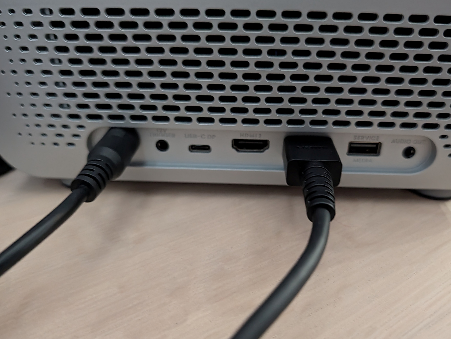 排気口付近は温かい風が緩やかに流れるのみ