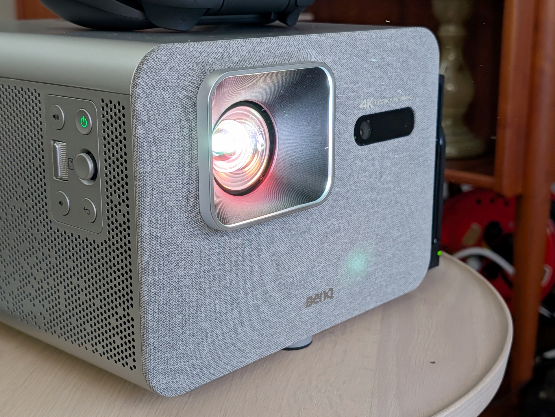 投射レンズに手を当ててみても温かさは感じるが熱さまでは感じることがなかった