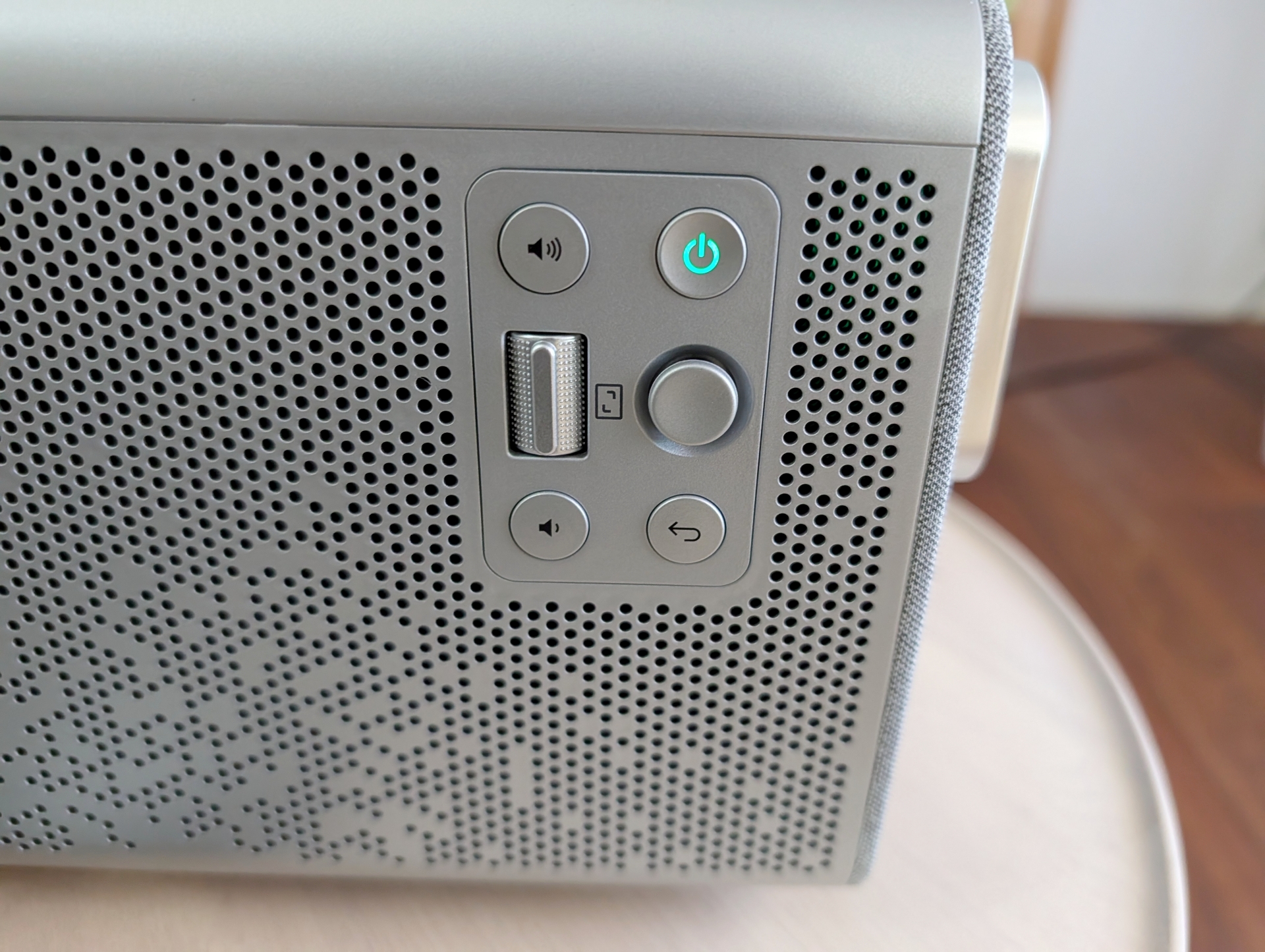 リモコンのほか、側面には各種操作パネルを備える