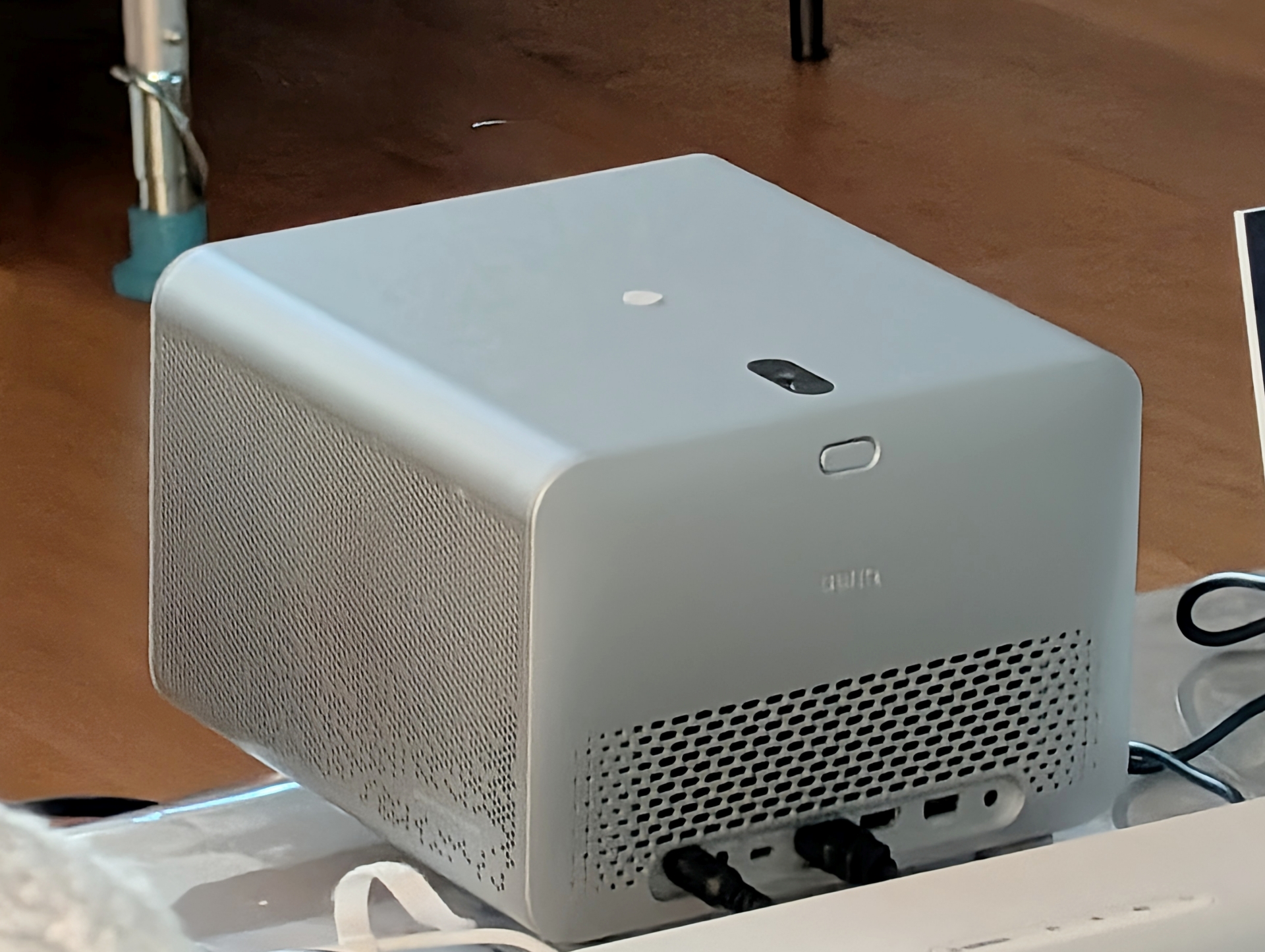 本体天面部には周囲の光量取り込み用のセンサーがあり、暗くなると自動で投射映像の明るさが変化する