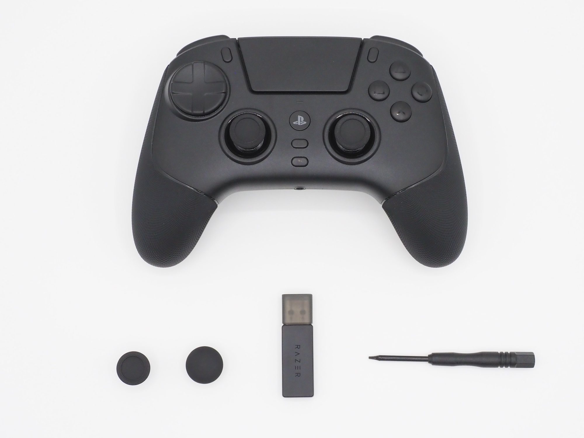 付属品には交換用スティックやUSBレシーバー、ドライバーのほか……