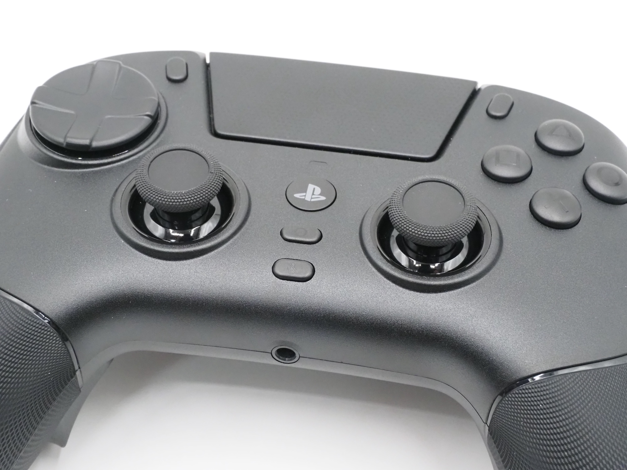 標準で装着されているのは、DualSenseと同じような凹型のスティック