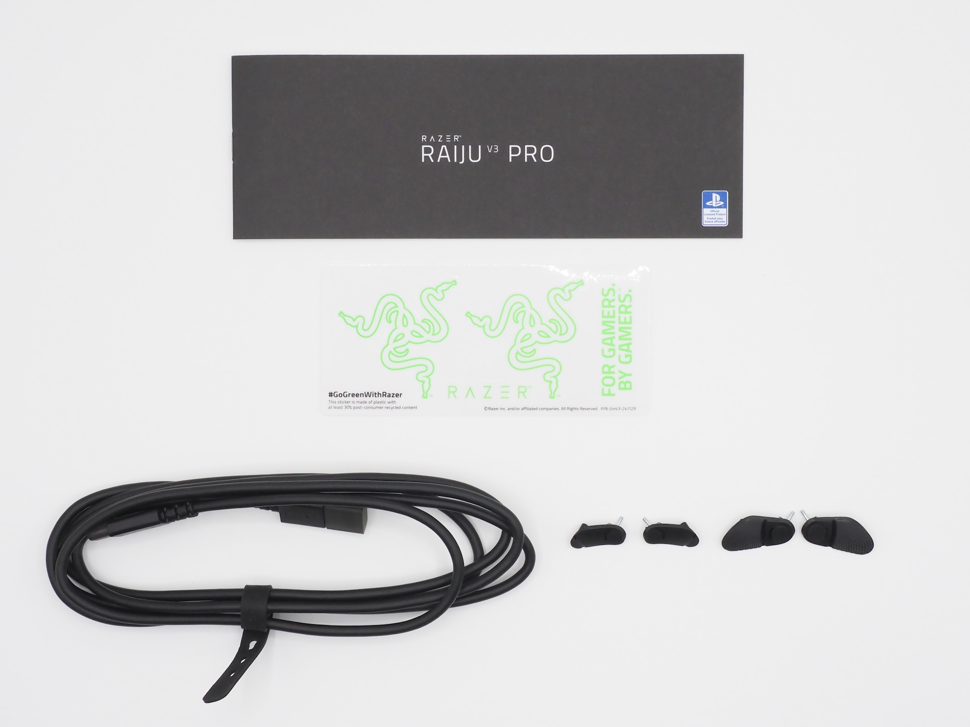 背面ボタン用キャップ、USBケーブル、説明書＆ステッカーが入っている