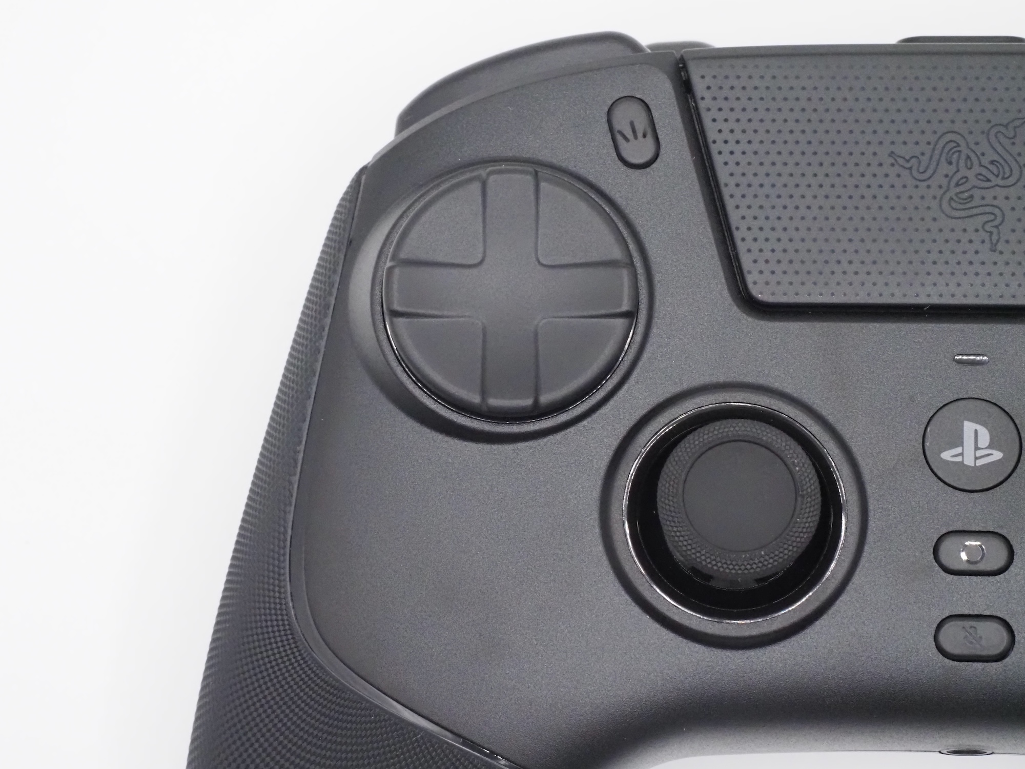 左手側を確認。上からクリエイトボタン、8方向タイプの方向ボタン、サムスティックとなっている