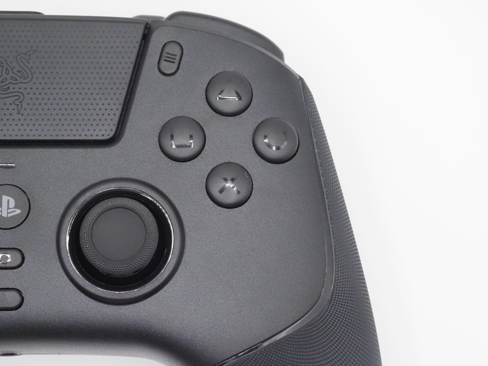 次に右手側。上からオプションボタン、△○×□ボタン、サムスティックが並んでいる