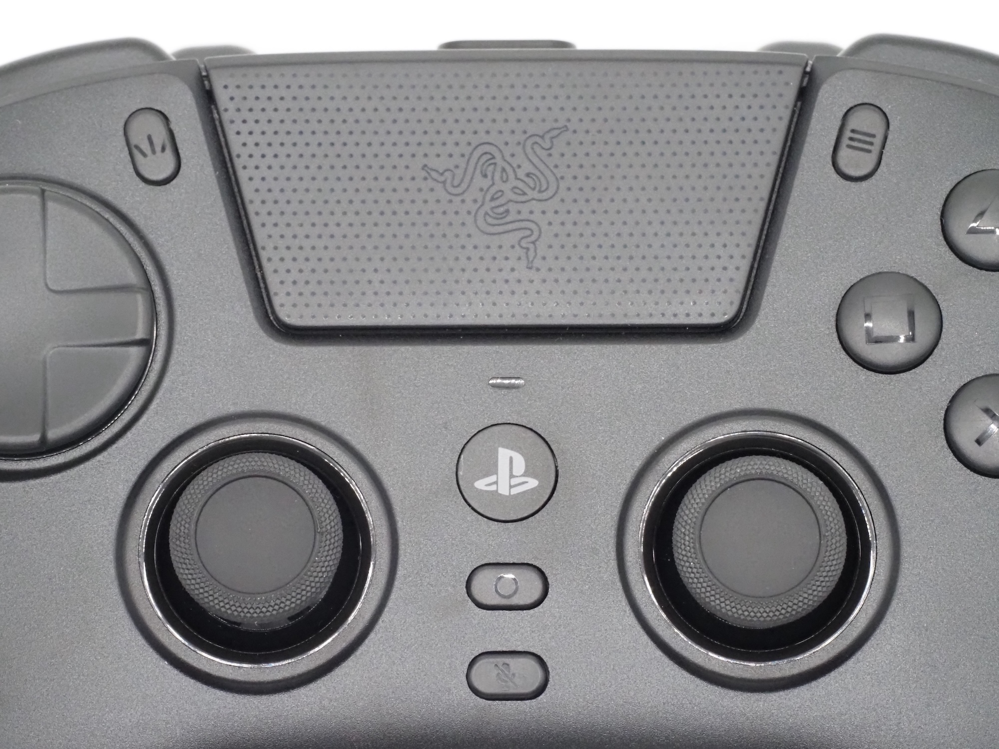 最後に中央部分。上からタッチパッド、PSボタン、ファンクション（FN）ボタン、マイクミュートボタンだ