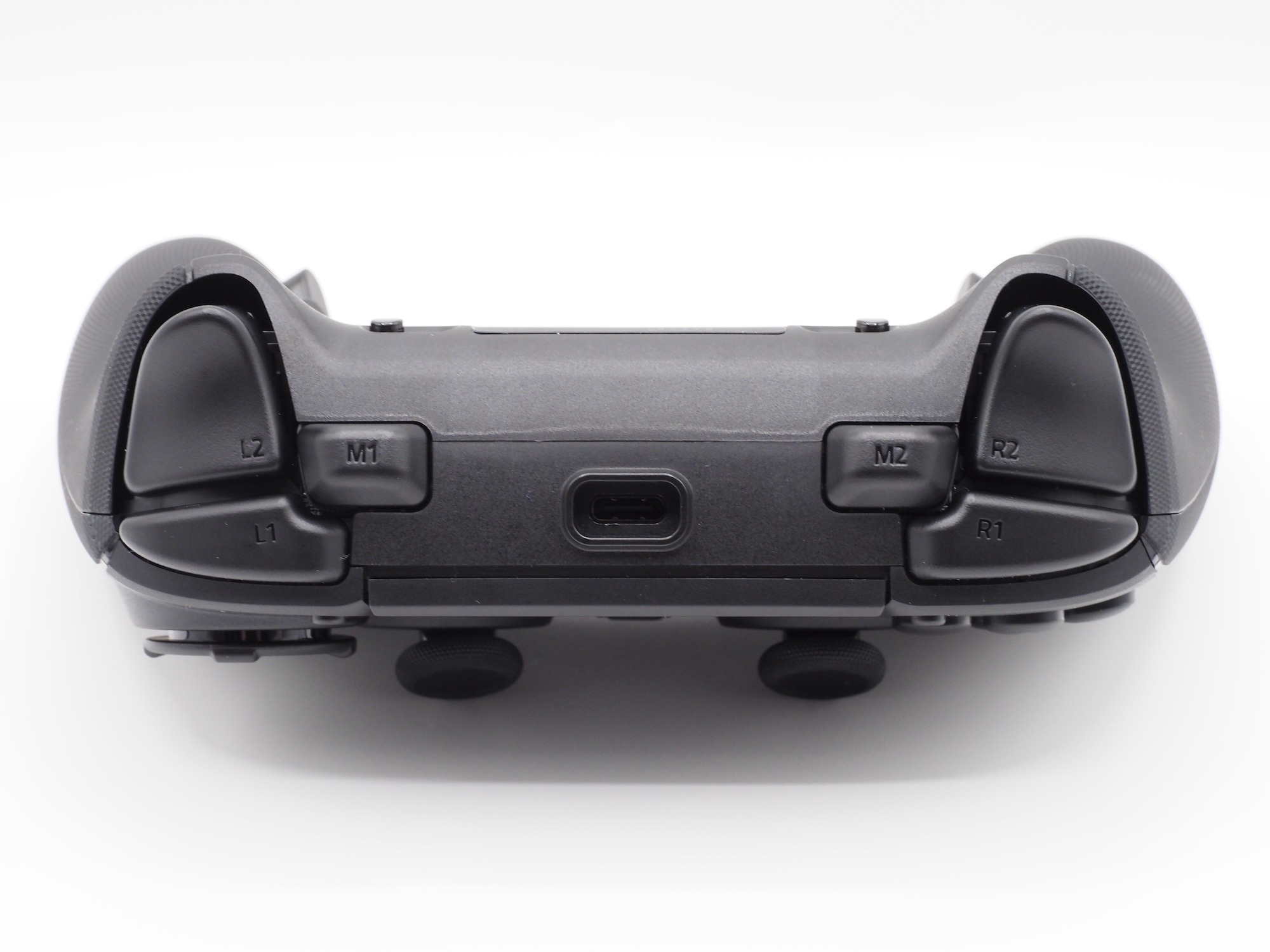 上側面にはR1/L1ボタン、R2/L2トリガー、M1/M2ボタン、USB Type-C端子を搭載