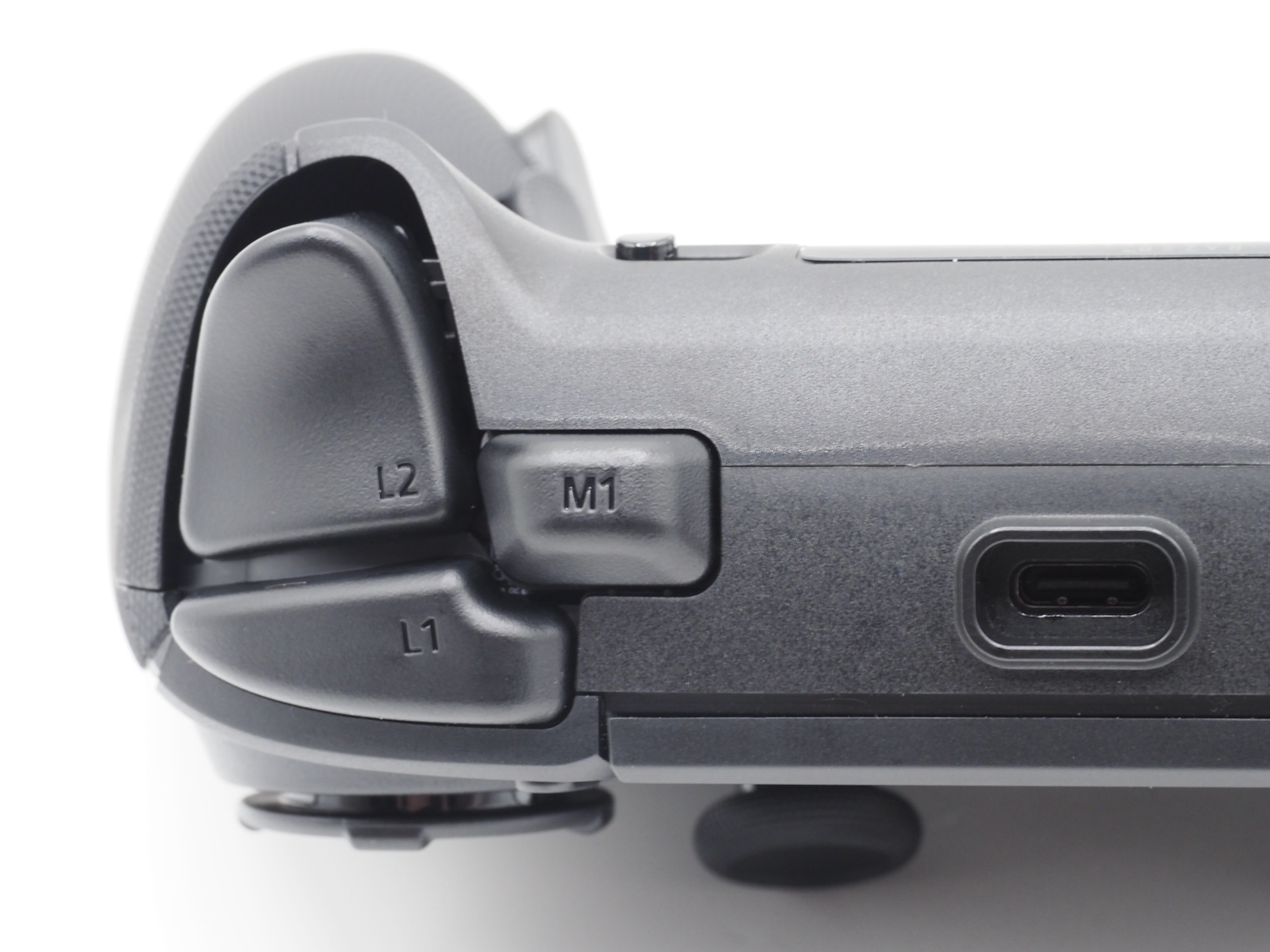 M1/M2ボタンは人差し指で押す位置にある。ボタンやトリガーが邪魔にならないちょうどいい位置だ