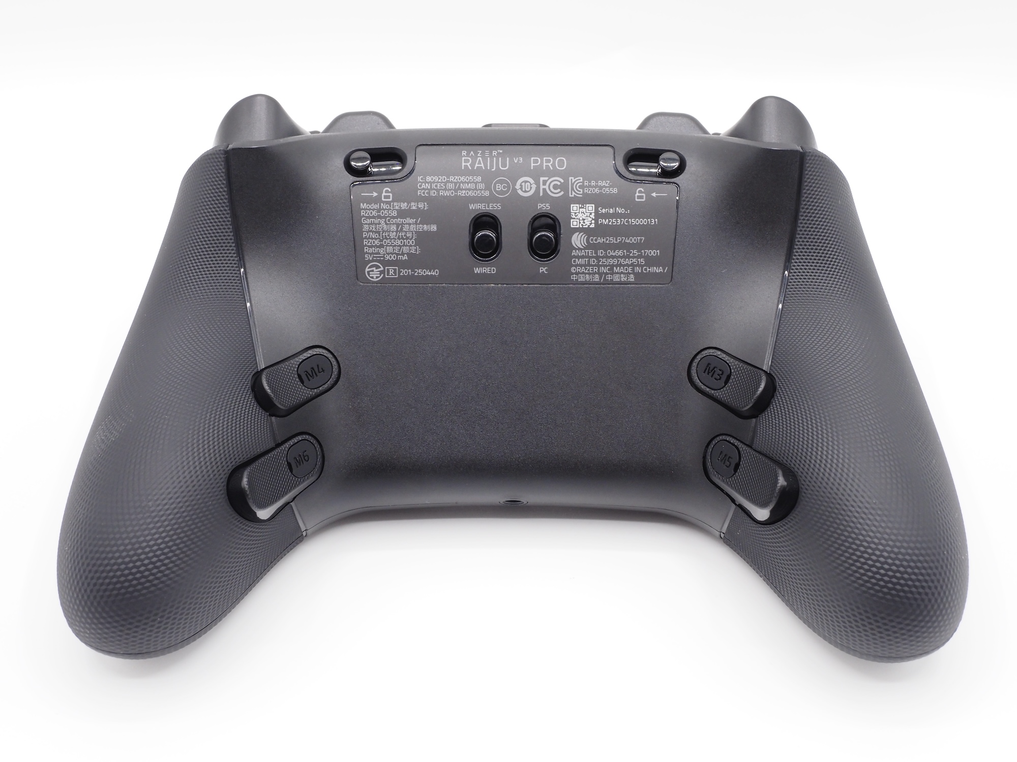 背面にはPS5/PC切り替えスイッチ、有線/無線切り替えスイッチのほか、M3/M4/M5/M6ボタンを搭載