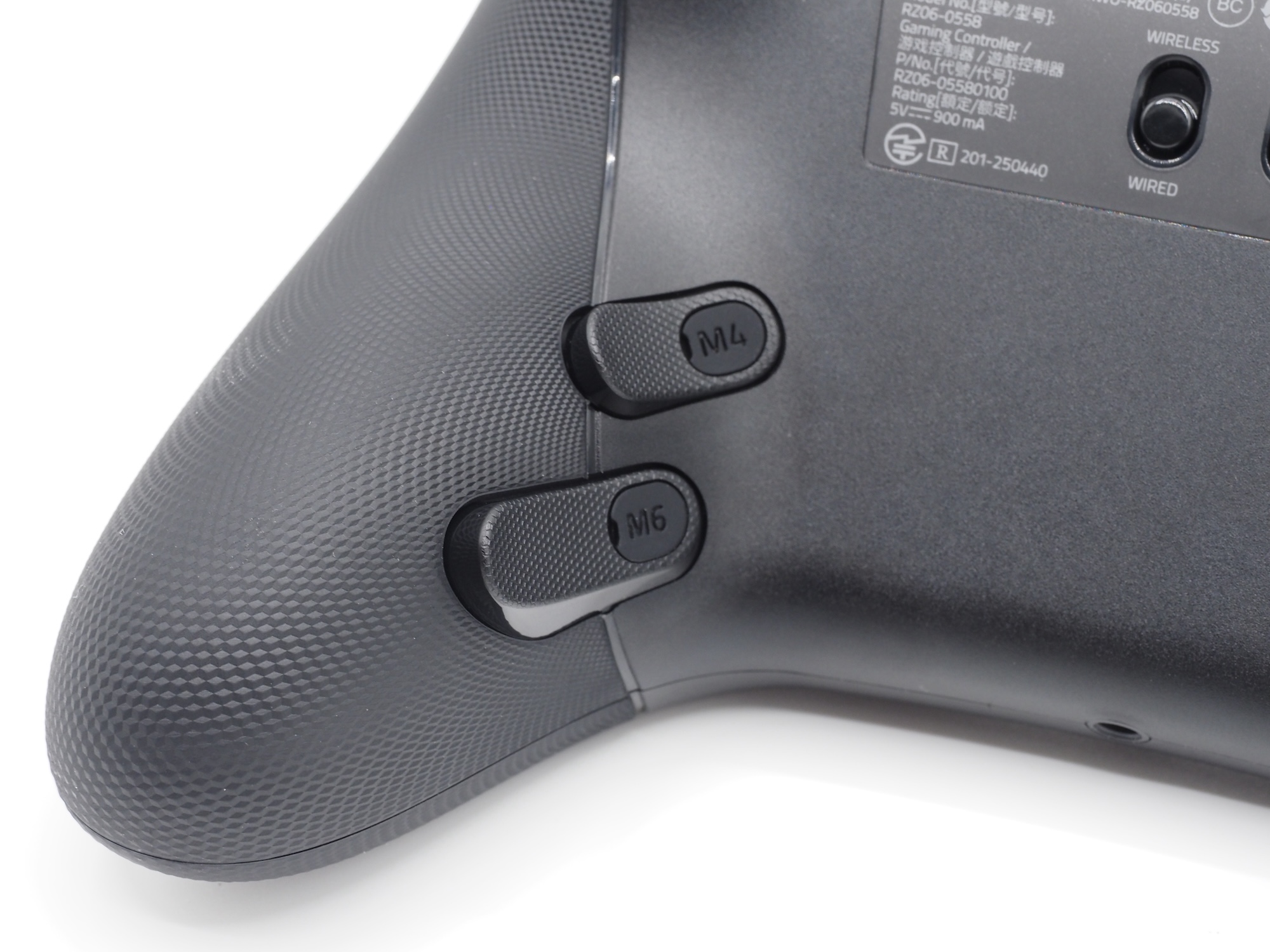 グリップに沿うような形で配置されている