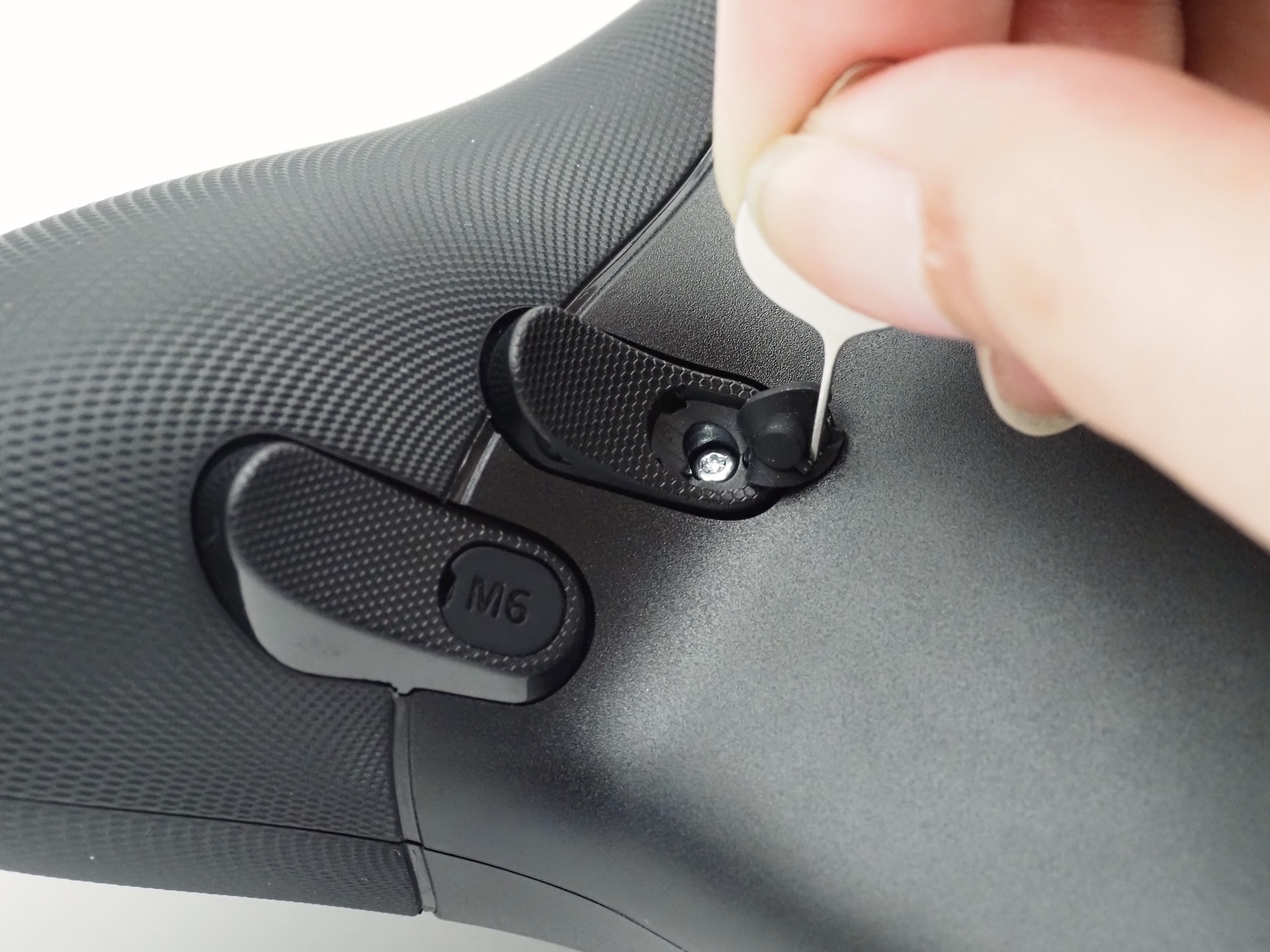 実は背面のマルチファンクションボタンは取り外し可能