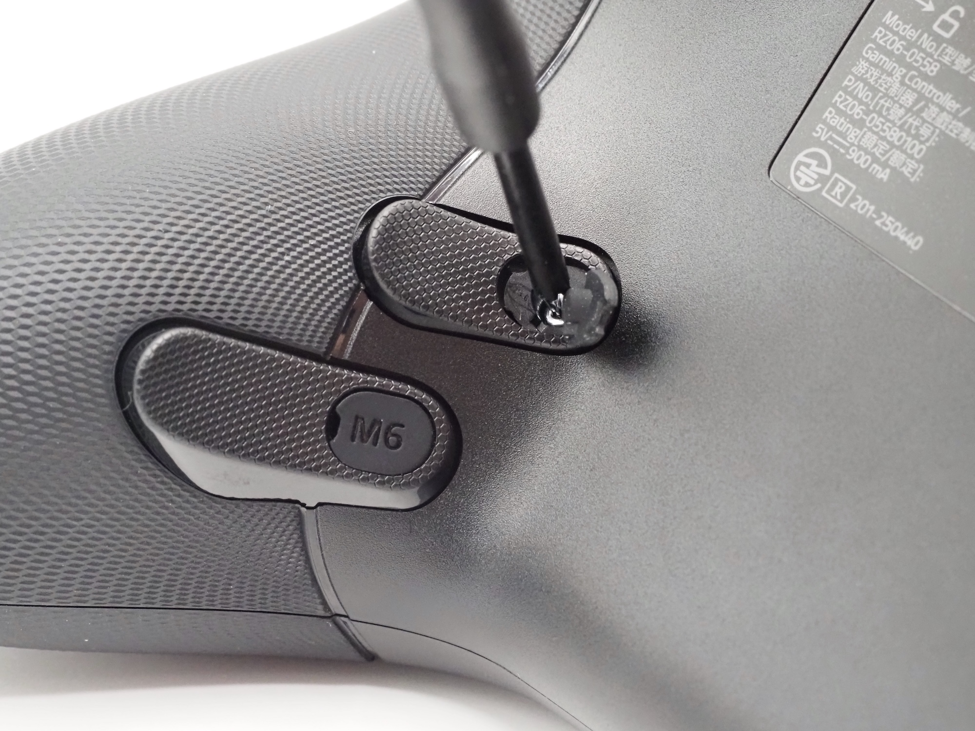 付属のドライバーでネジを回すと……