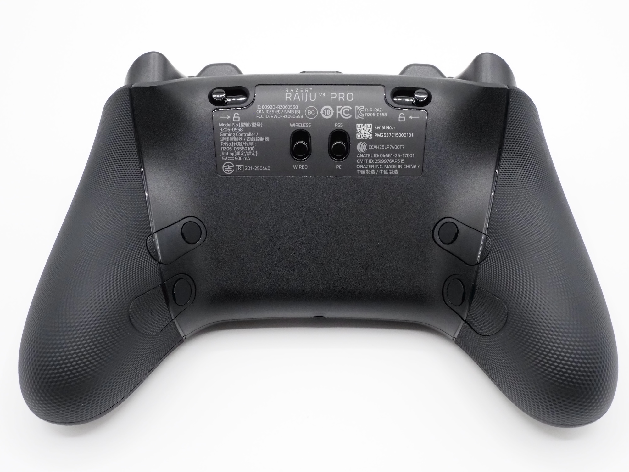 そこで付属のキャップを使って塞ぐことが可能。まるで最初からボタンがなかったかのように、シームレスなグリップとなる