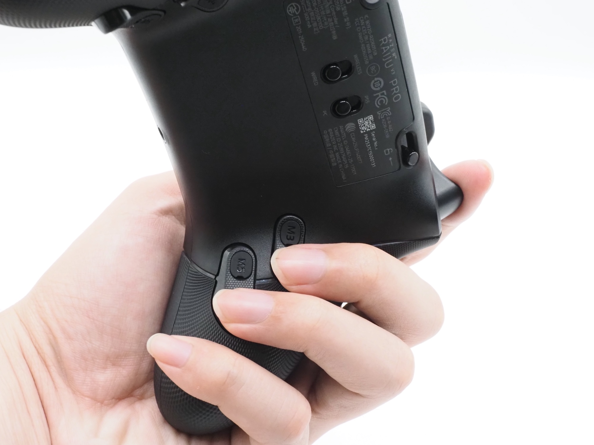 コントローラーを握った時に、自然と中指と薬指が来る位置だ