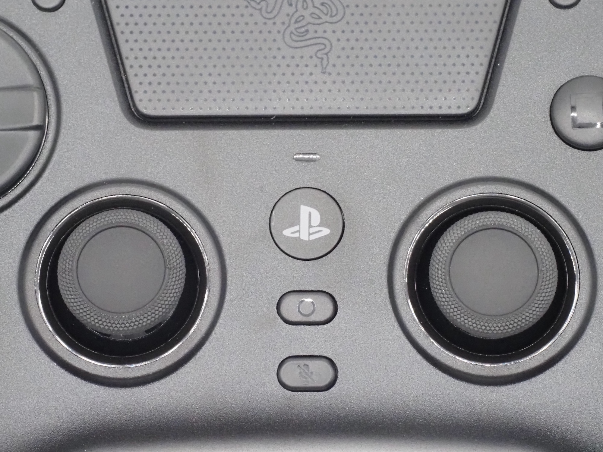 左右のサムスティックには、耐久性と精密性を両立した「TMRスティック」を採用している