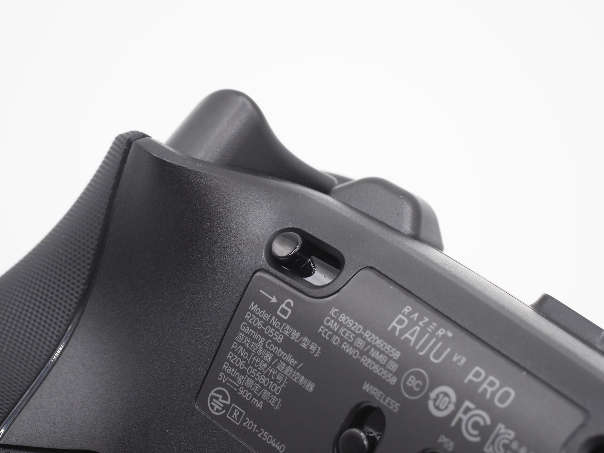 左右のトリガーは、アナログトリガーとボタン操作を切り替えられる「Razer Pro HyperTriggers」を採用