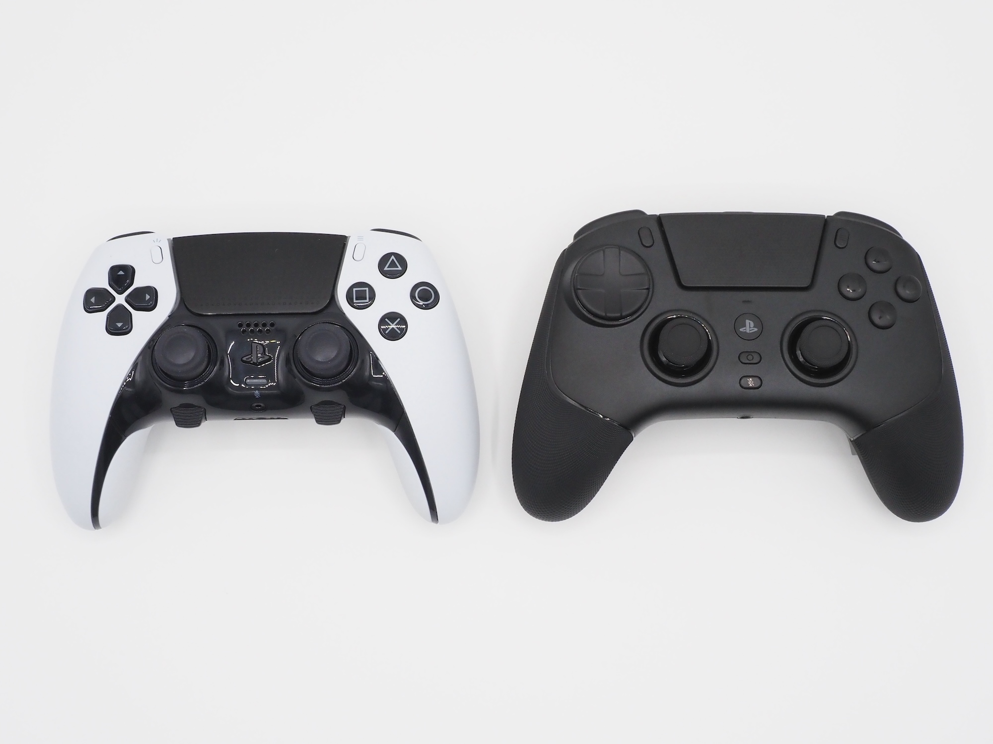 筆者所有の「DualSense Edge」と比較。ボタンレイアウトに大きな違いはないが……