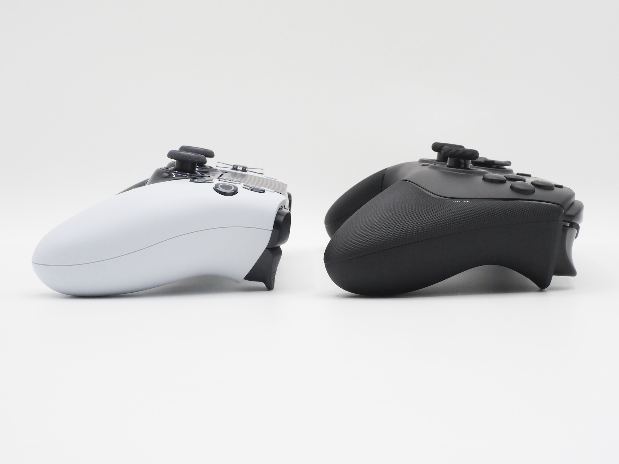 実は「Raiju V3 Pro」の方が少し大きく、重量は257gと軽いのだ