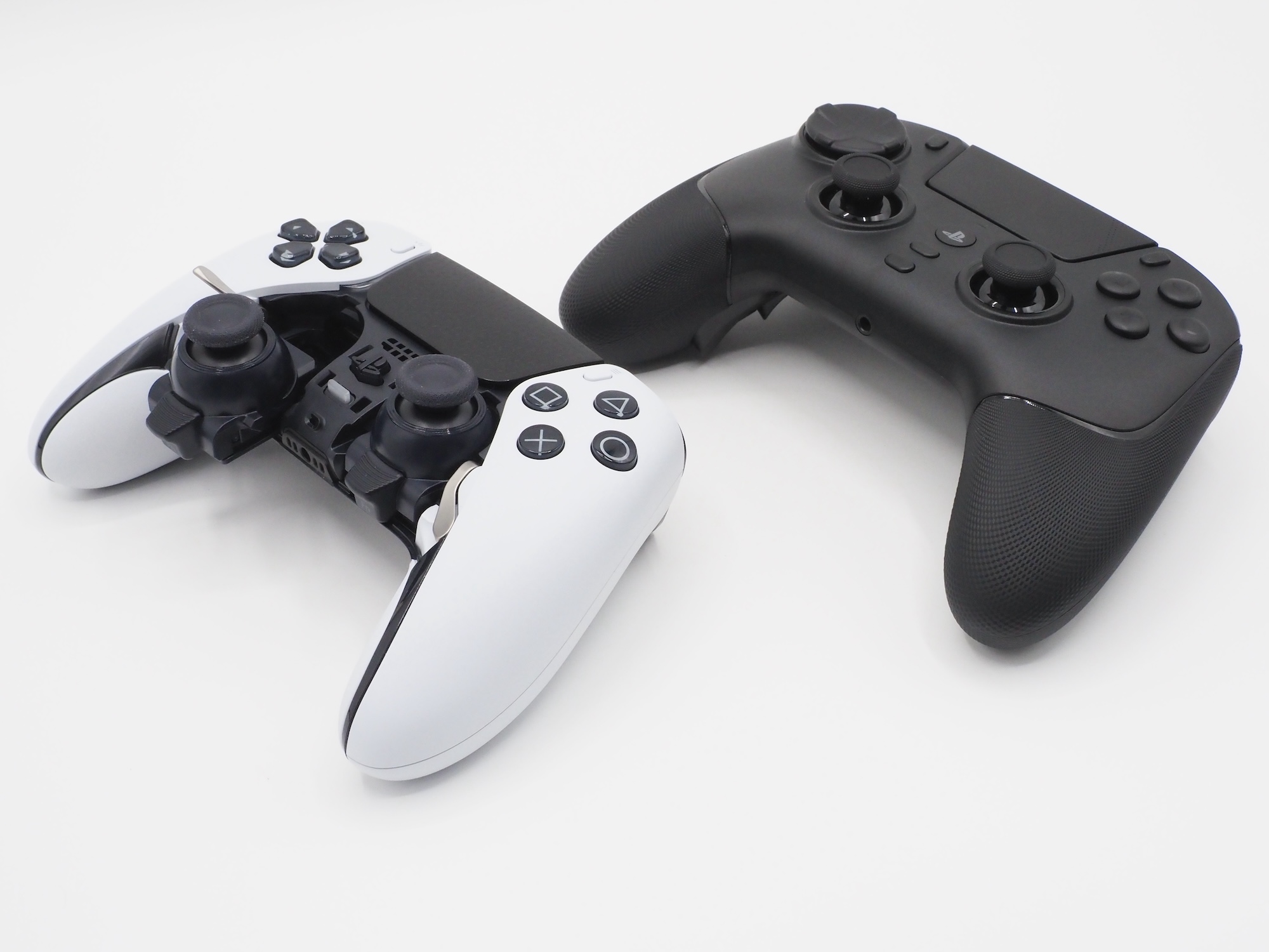 「DualSense Edge」のサムスティックはポテンショメータで交換可能。「Raiju V3 Pro」はTMRスティックで固定式となっている