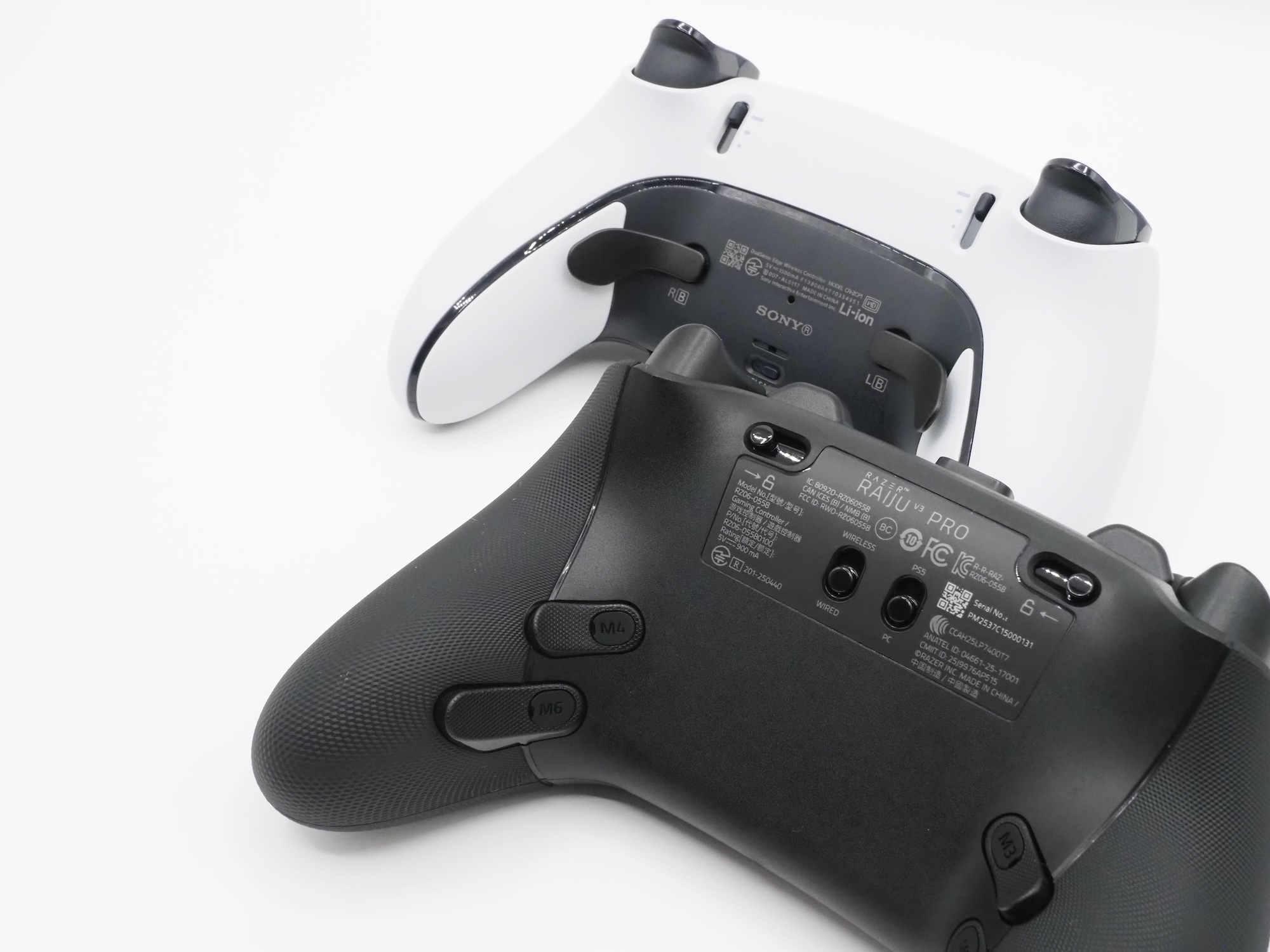 「DualSense Edge」は背面ボタンを2つ、「Raiju V3 Pro」はマルチファンクションボタンを6個搭載