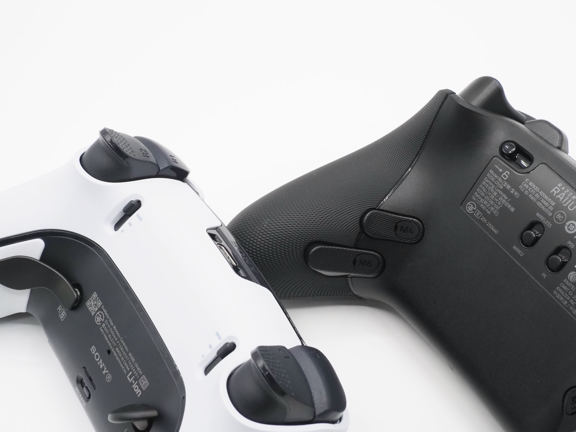 「DualSense Edge」はアダプティブトリガー内蔵で、トリガーストップは3段階。「Raiju V3 Pro」はアナログトリガーとボタン操作の切り替え式だ