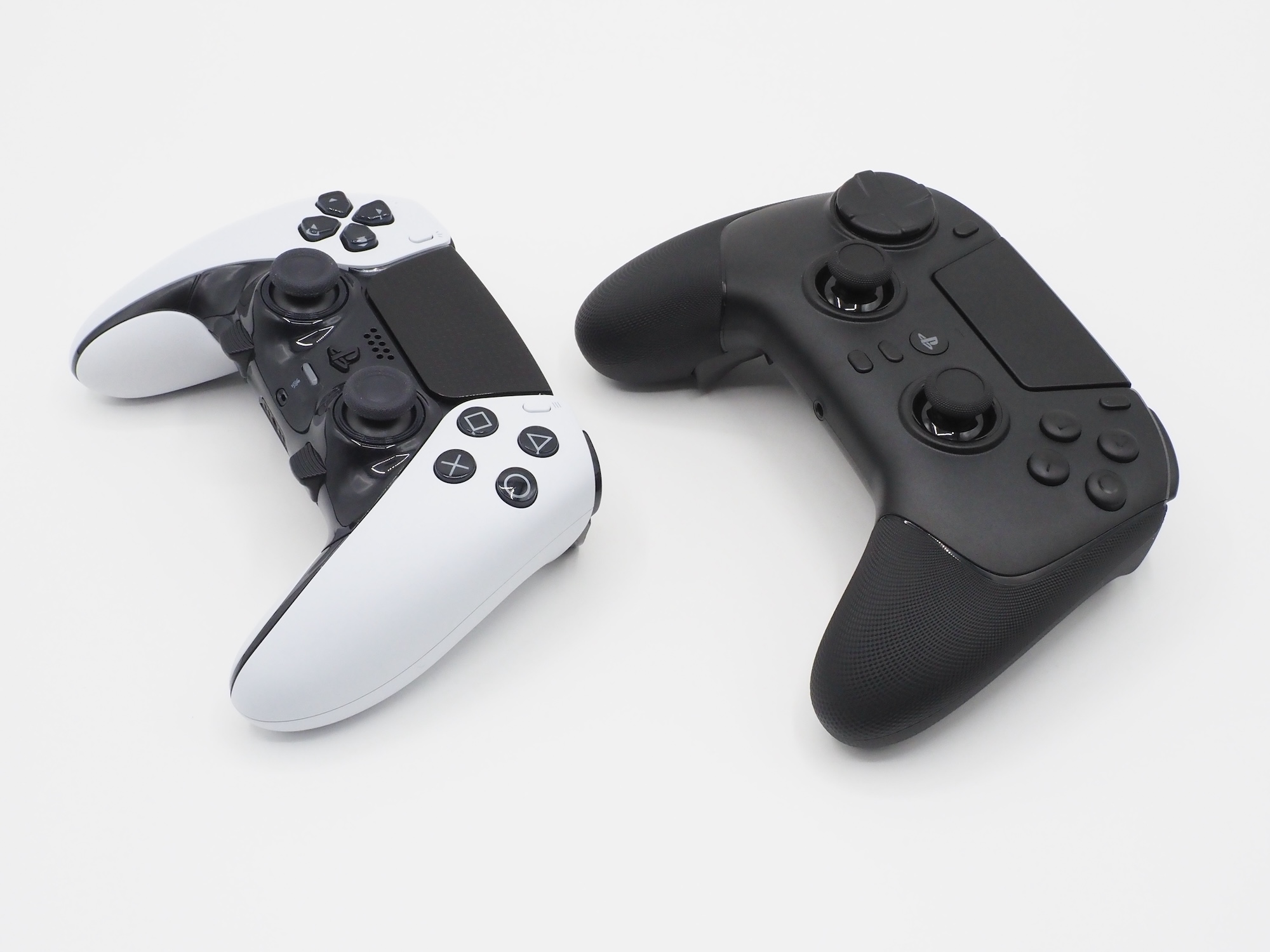 このように似ているようで、設計思想が全く異なる両者。自分のプレイスタイルに合ったコントローラーを選びたい