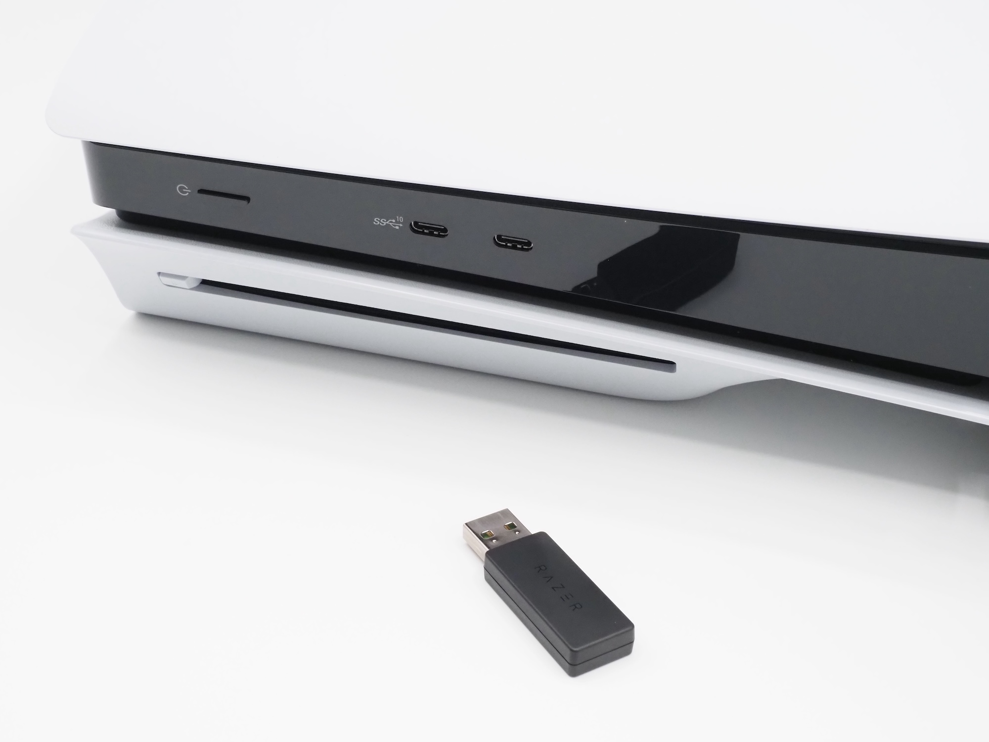 まずはPS5で使用。今回用いたPS5 Proは、前面がUSB Type-Cポートのみで、付属のUSBレシーバー（Type-A）と合わない