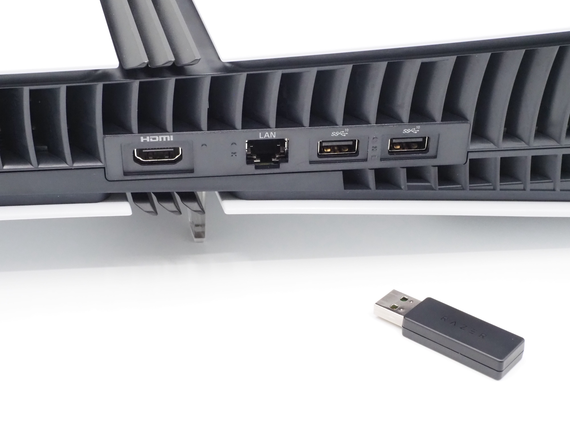 そのため薄型PS5やPS5 Proで使用する際は、背面のUSB Type-Aポートを利用する必要がある。背面にアクセスしづらいユーザーは、延長ケーブルで対策しておこう