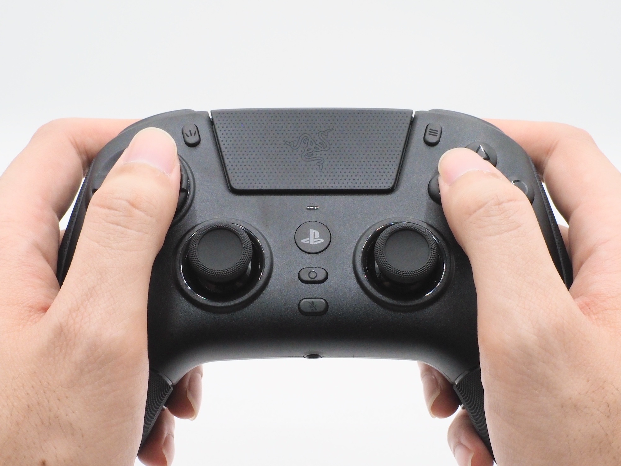 一方で熱いバトルを繰り広げている最中、コントローラーを強く握ってしまい、背面のボタンを不意に押してしまうこともあった