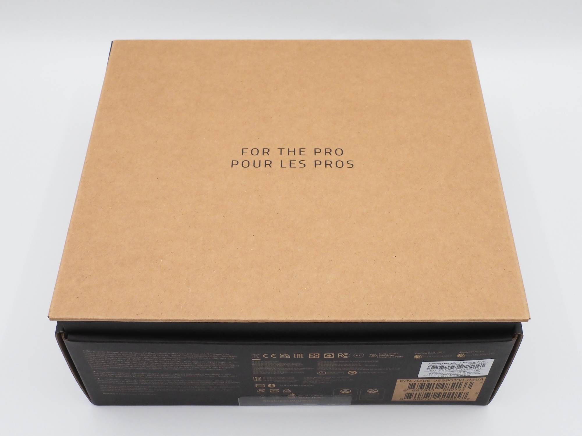 内箱には英語とフランス語で「プロのために」と書かれている。早速、中身を見ていこう