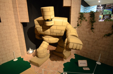 「ゴーレム」の立像