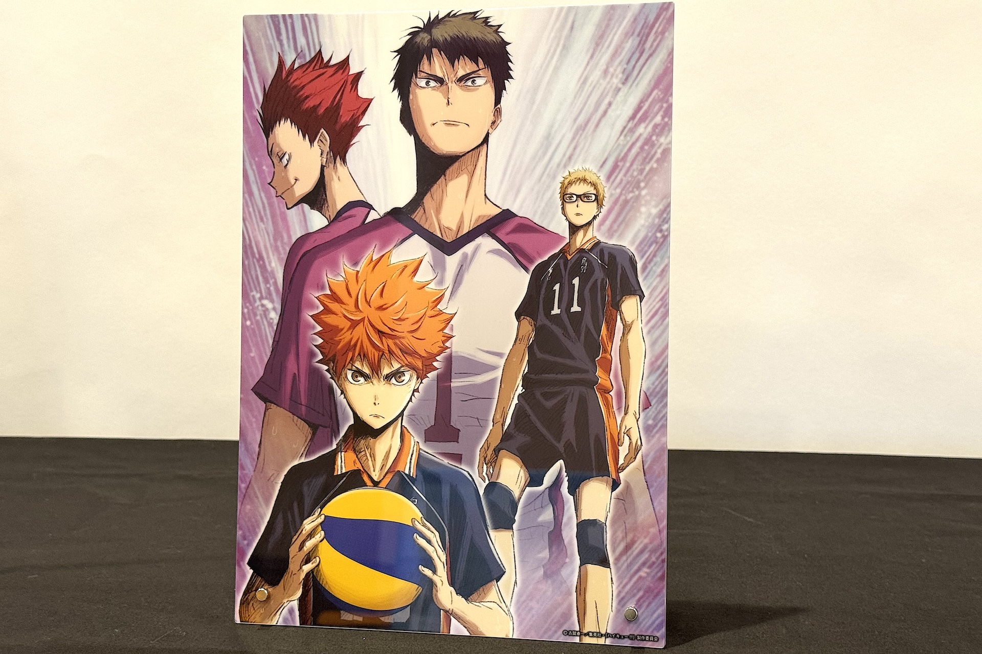 こちらは劇場版総集編白鳥沢高校戦「コンセプトの戦い」のメインビジュアルを使用したもの。立て掛ける用の足部分はネジ式で簡単に取り外しできるようになっている