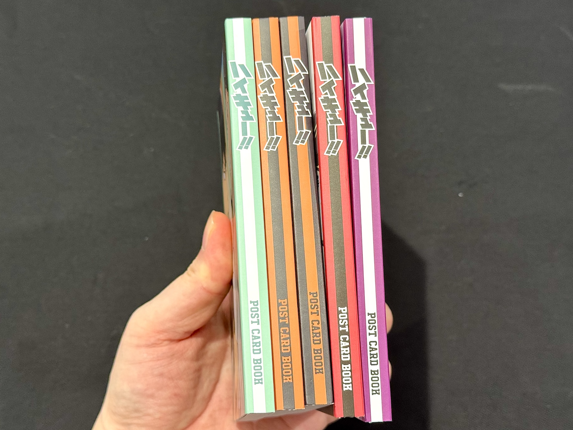 背表紙は各高校のイメージカラーになっているのも嬉しい