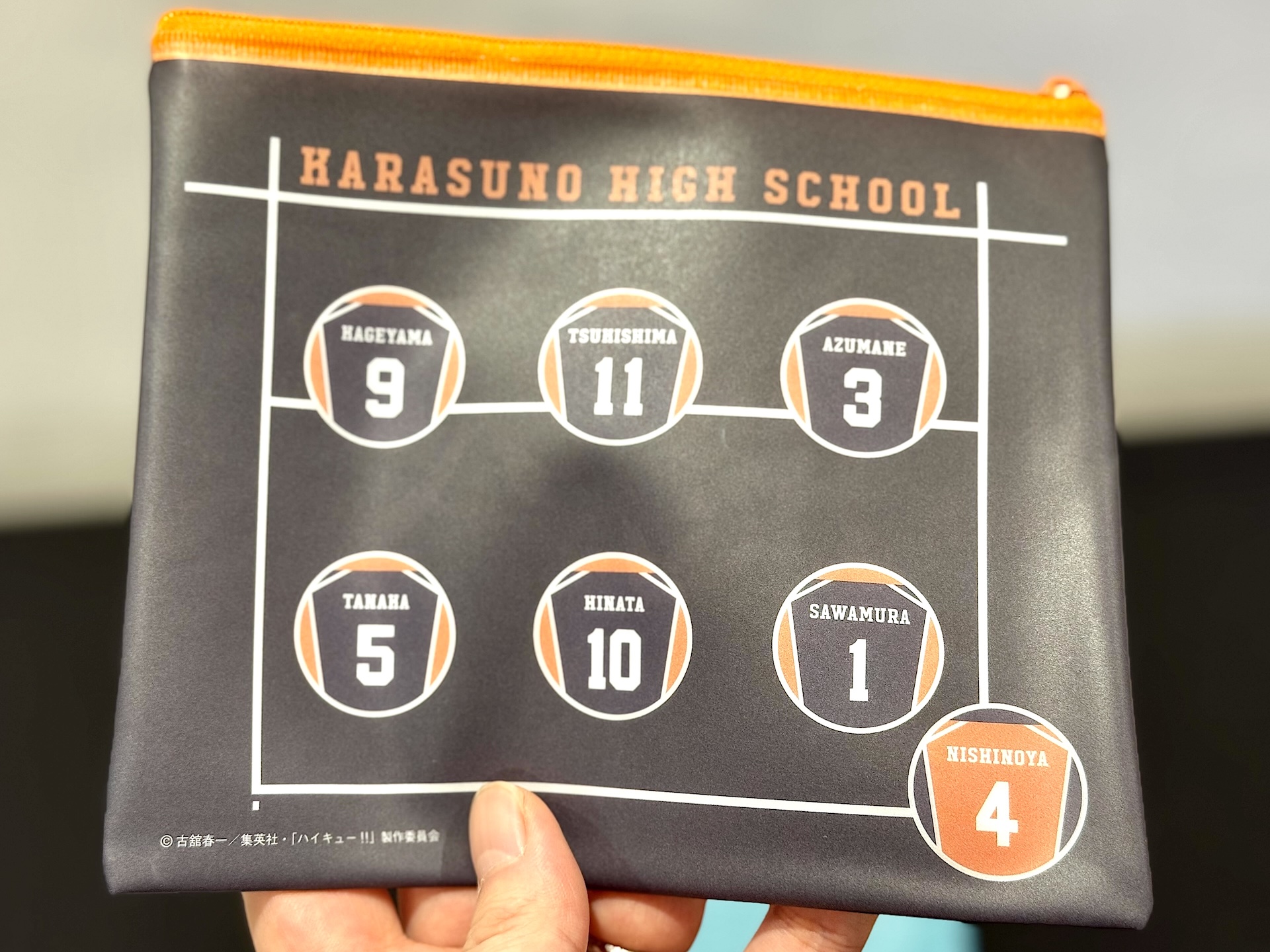 それぞれ各高校の横断幕がイメージされていて、表面にはそれぞれの信条を表した言葉がデザインされている