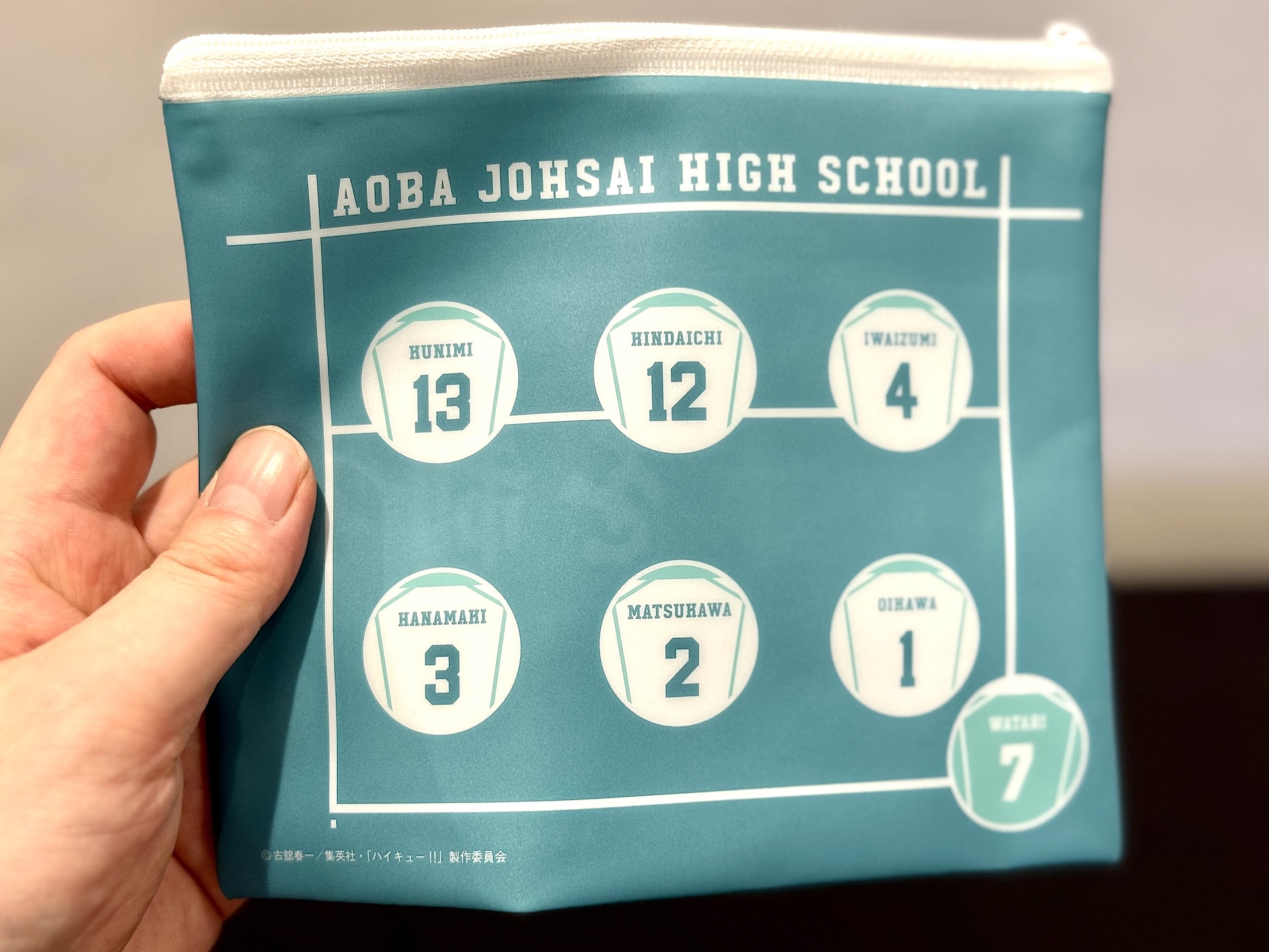 それぞれ各高校の横断幕がイメージされていて、表面にはそれぞれの信条を表した言葉がデザインされている