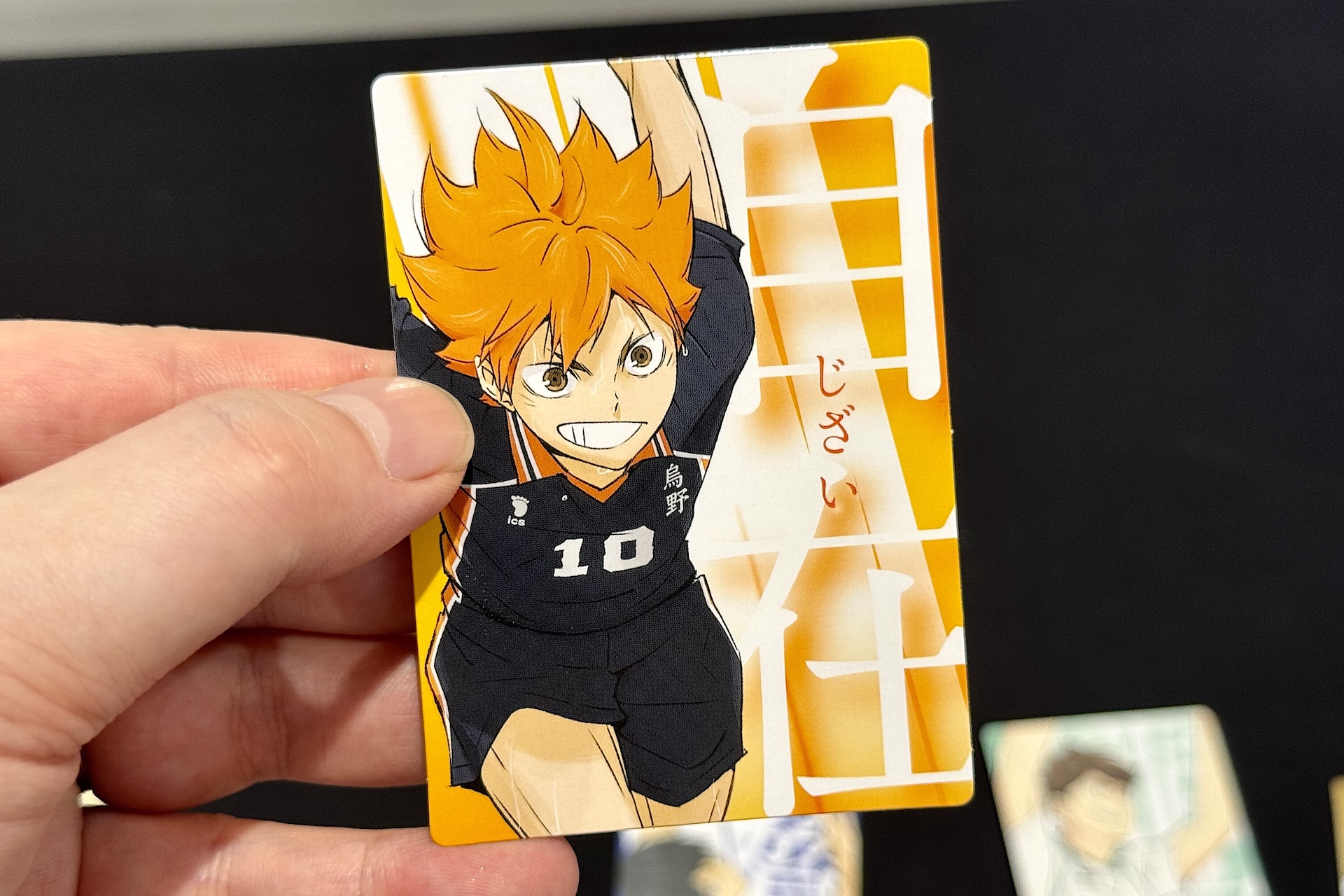 カードはキャラクターのビジュアルと、プレースタイルを表す一言がデザインされている