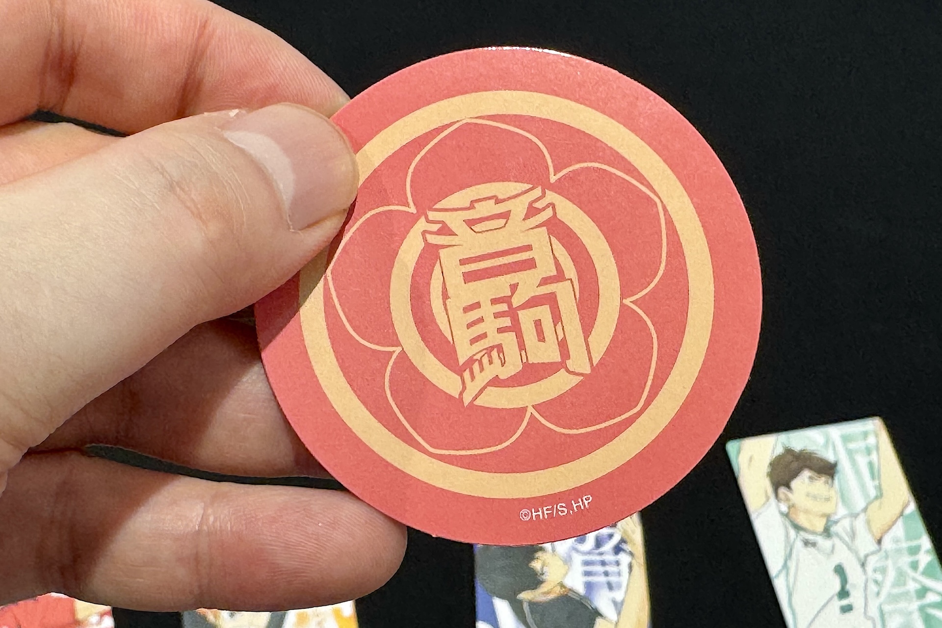 ステッカーには高校のロゴやアニマルマスコットなどが用意されている