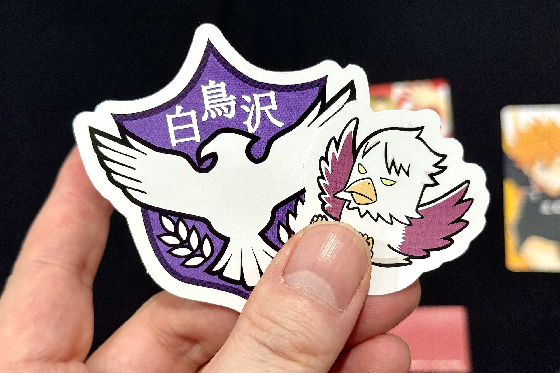 ステッカーには高校のロゴやアニマルマスコットなどが用意されている