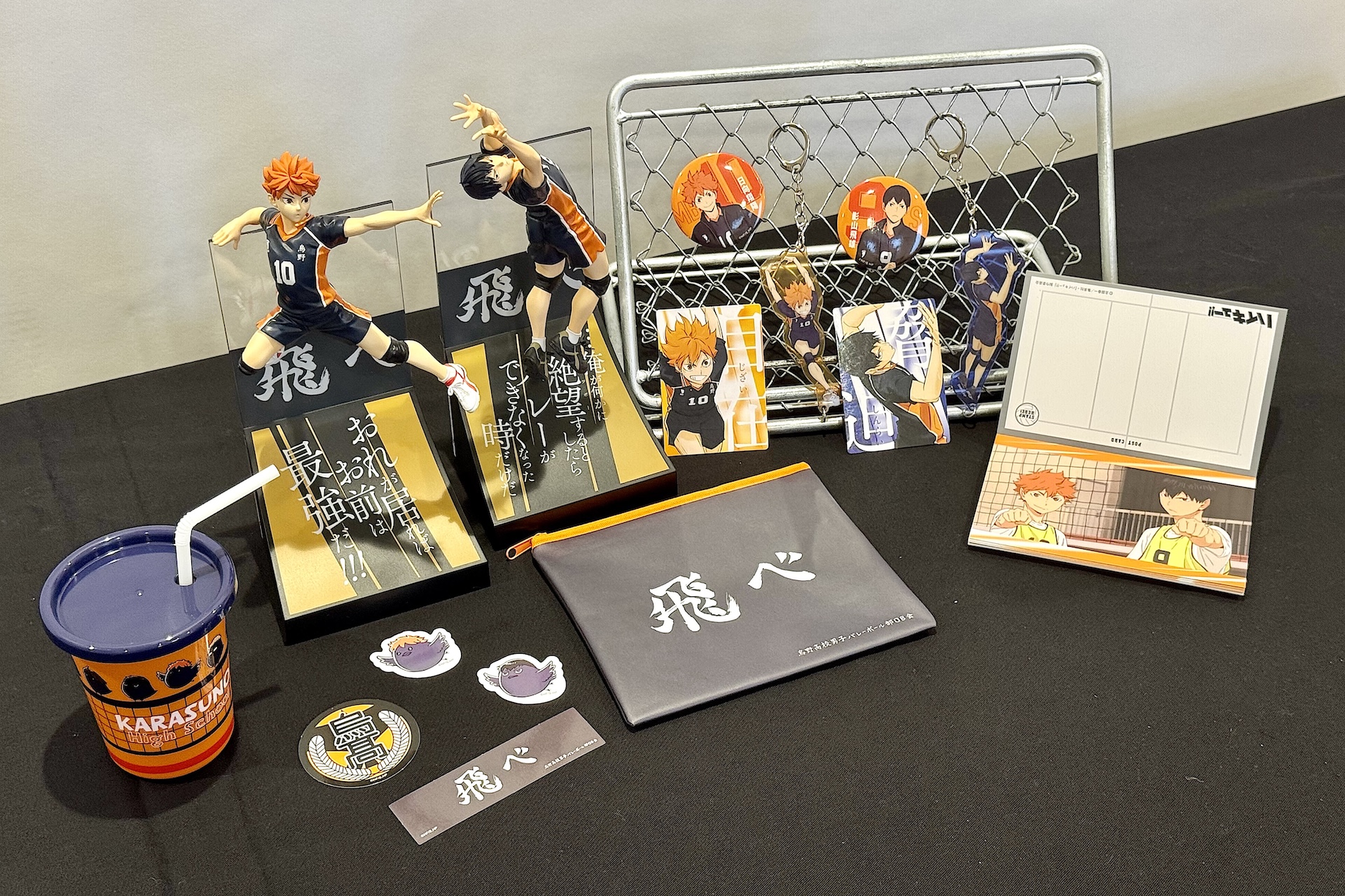 商品の制作担当者にオススメをピックアップしてほしいとお願いしたところ、即席で烏野高校ディスプレイを作ってくれた。これは参考にしたくなる！
