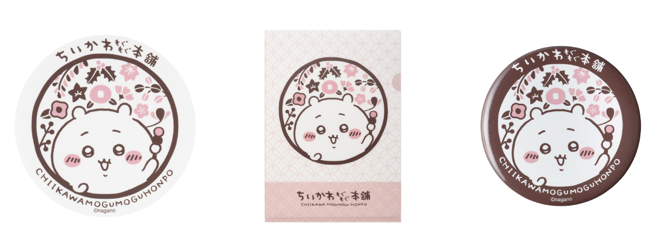 （左）「スマホに貼れるサイズのステッカー」価格：330円/（中央）「手触りのいいクリアファイル」価格：440円/（右）「大きめ缶バッジ」価格：385円