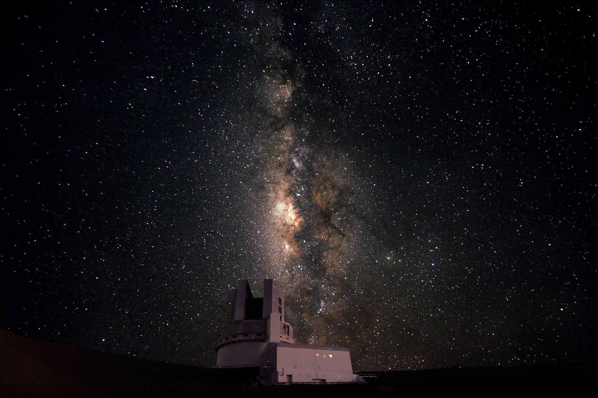 すばる望遠鏡 (C)Dr. Vera Maria　　 Passegger/国立天文台