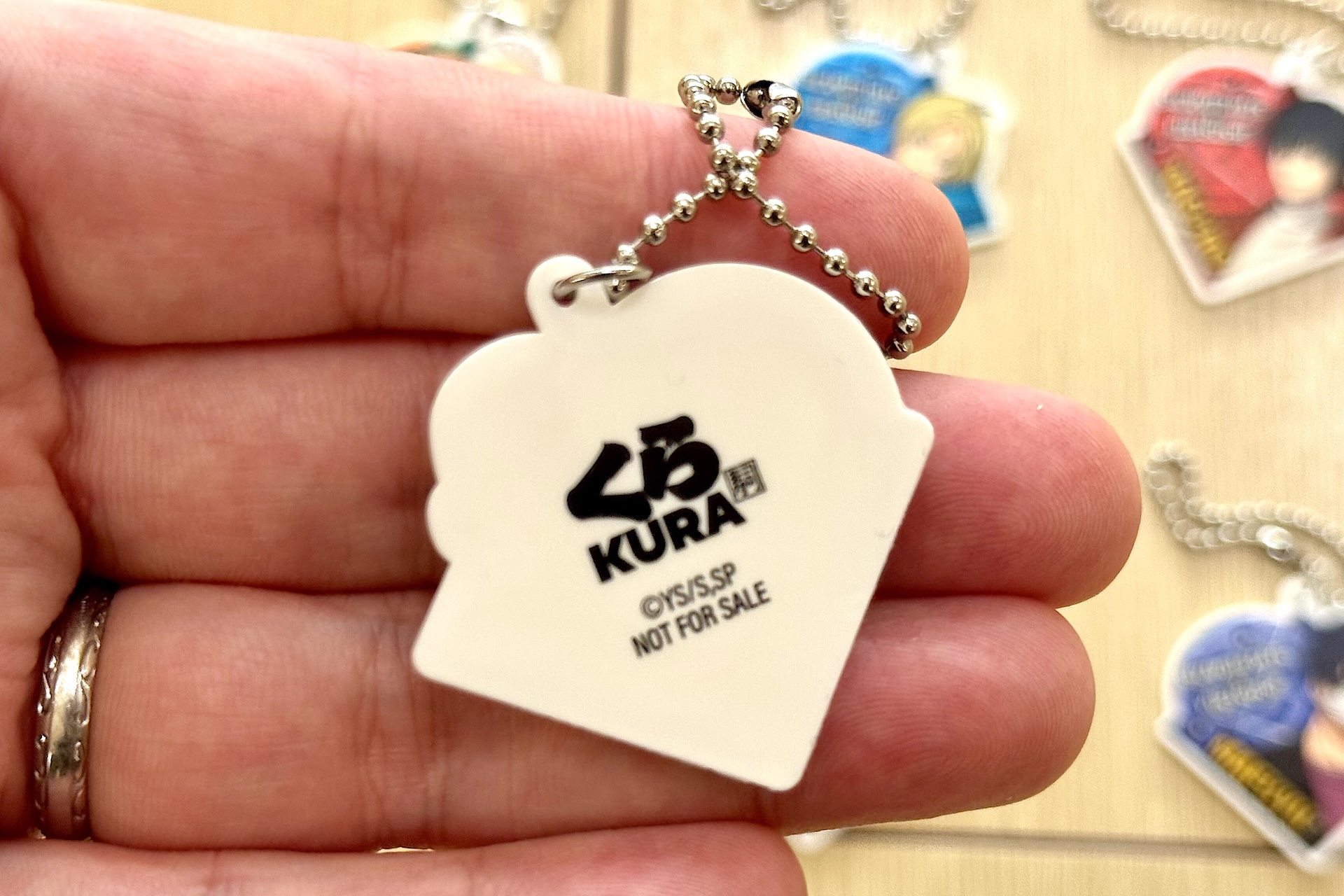 裏には共通でくら寿司のロゴがデザインされている