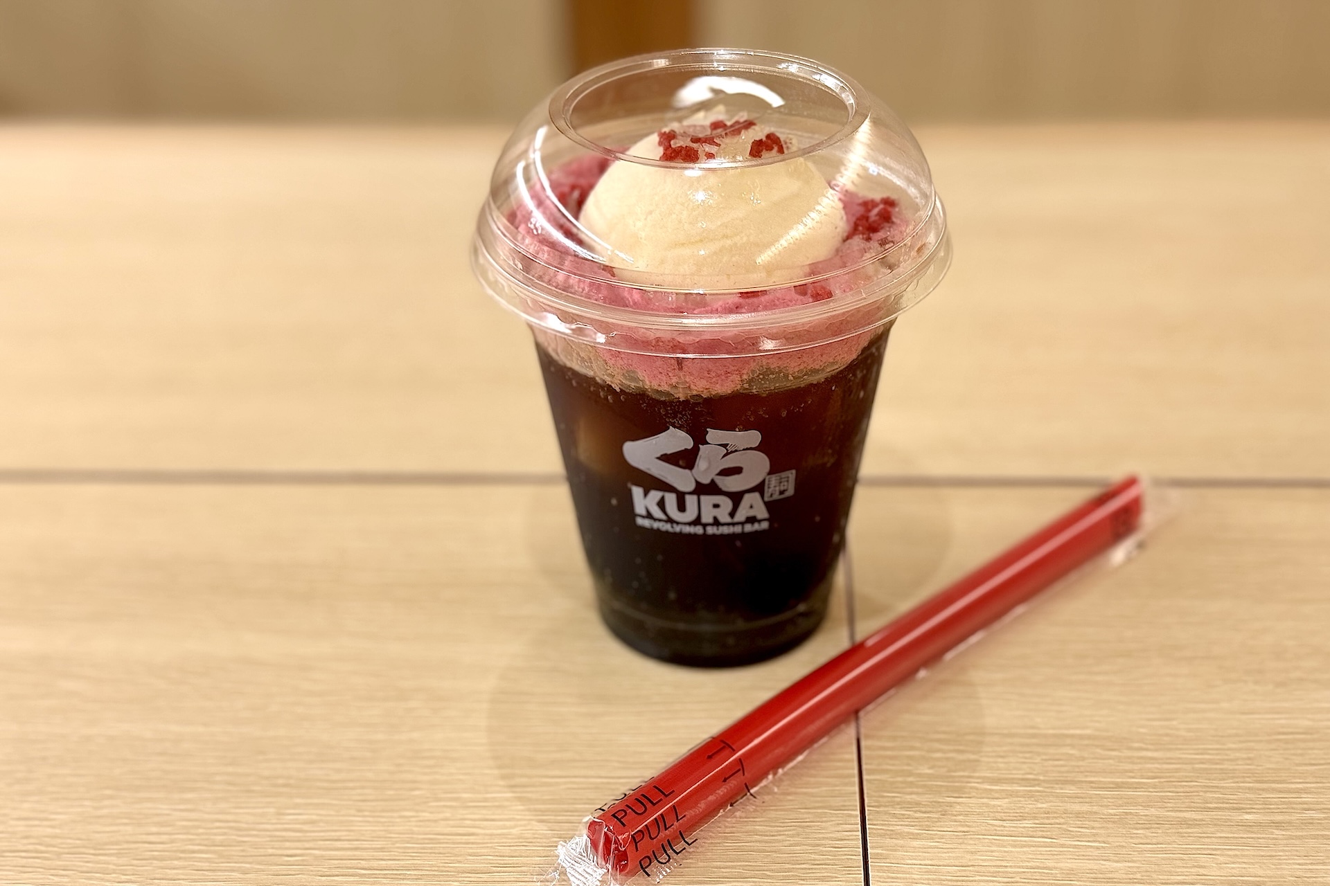 いずれの商品もくら寿司特製コラボドリンク「Wベリーコーラ」が付いてくる