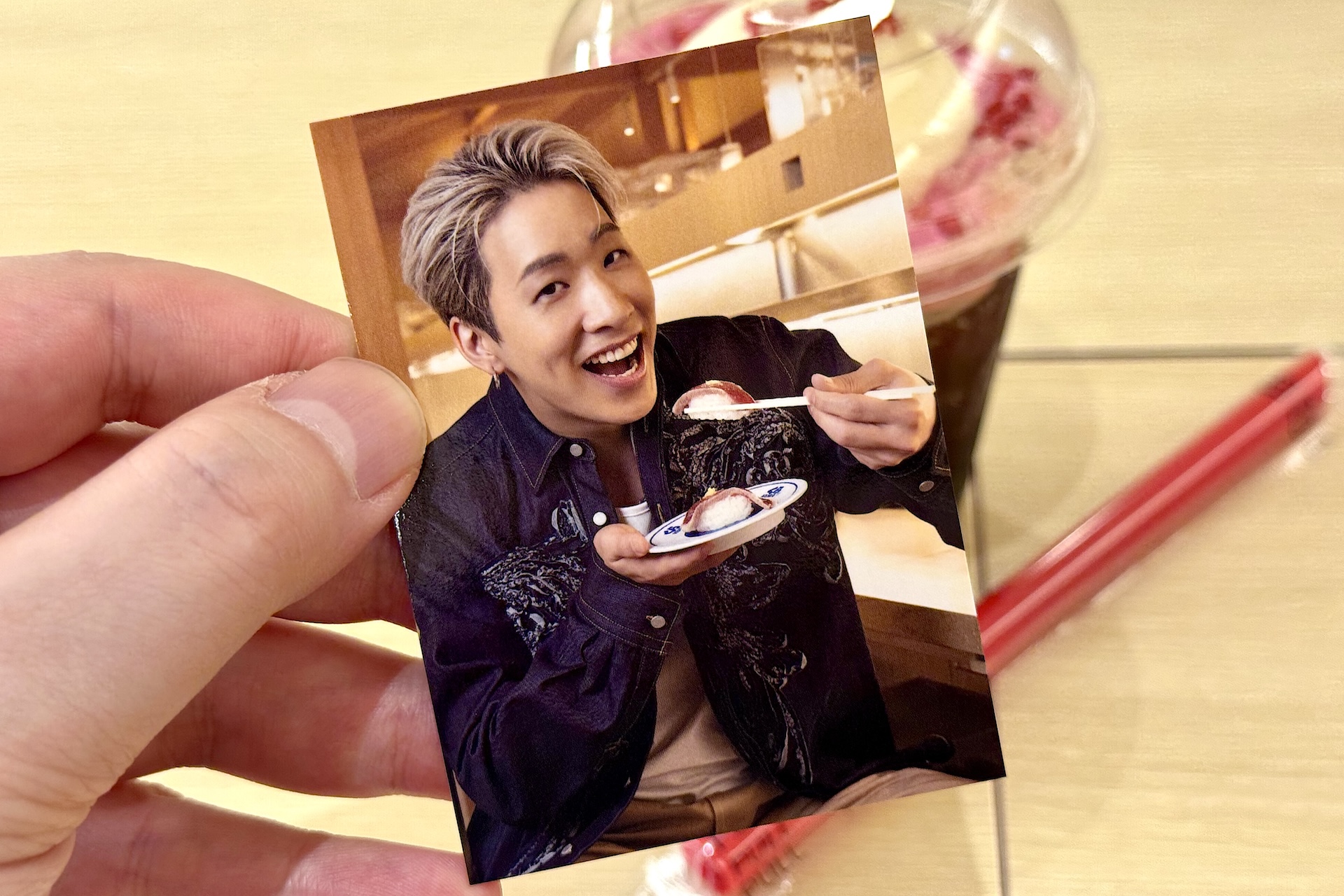 カードの表はメンバーの撮り下ろし画像となっている。本コラボならではの貴重なショットだ