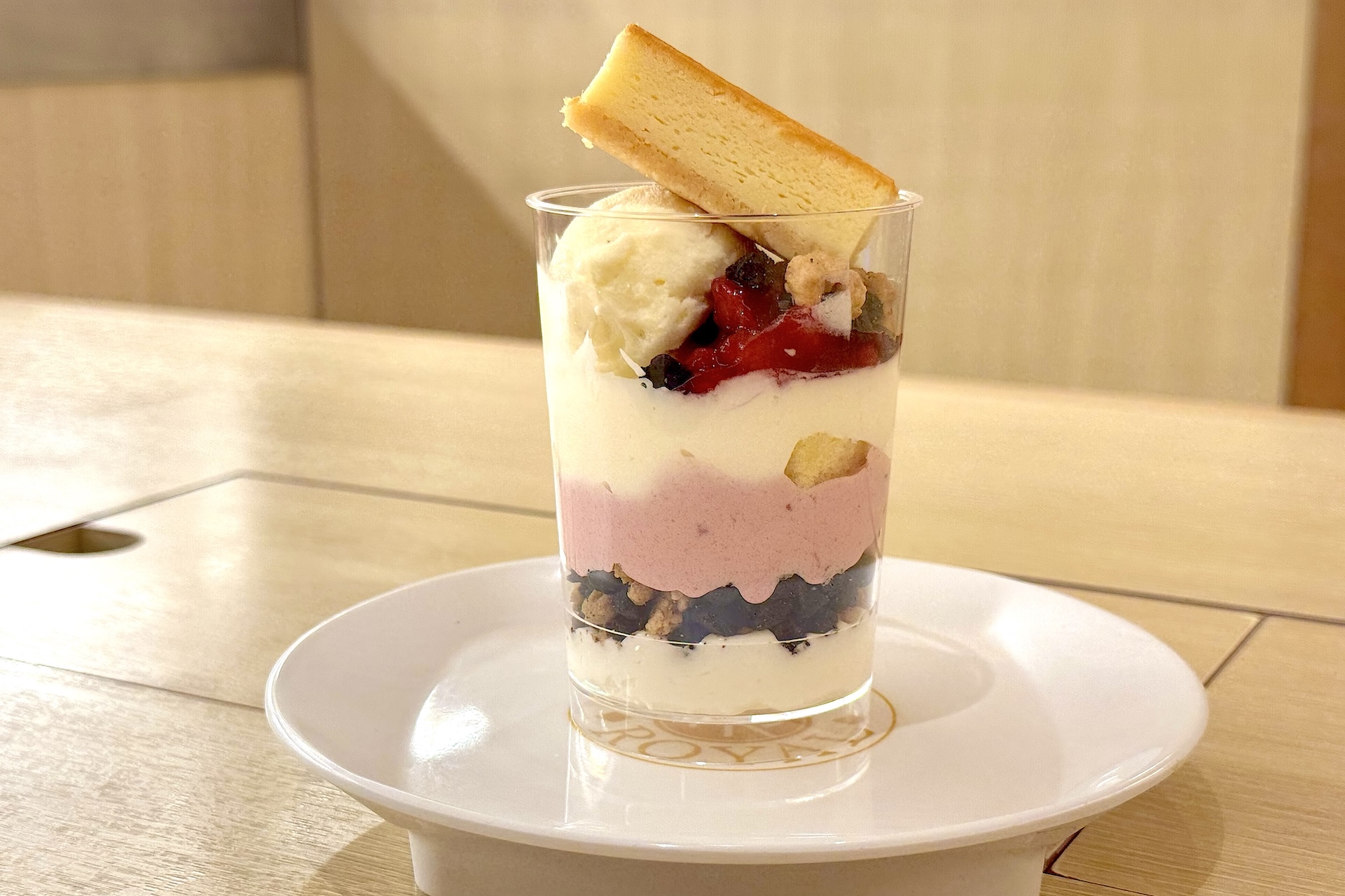 NY ストロベリーチーズケーキパフェ 価格：640円 販売期間：10月31日〜11月27日