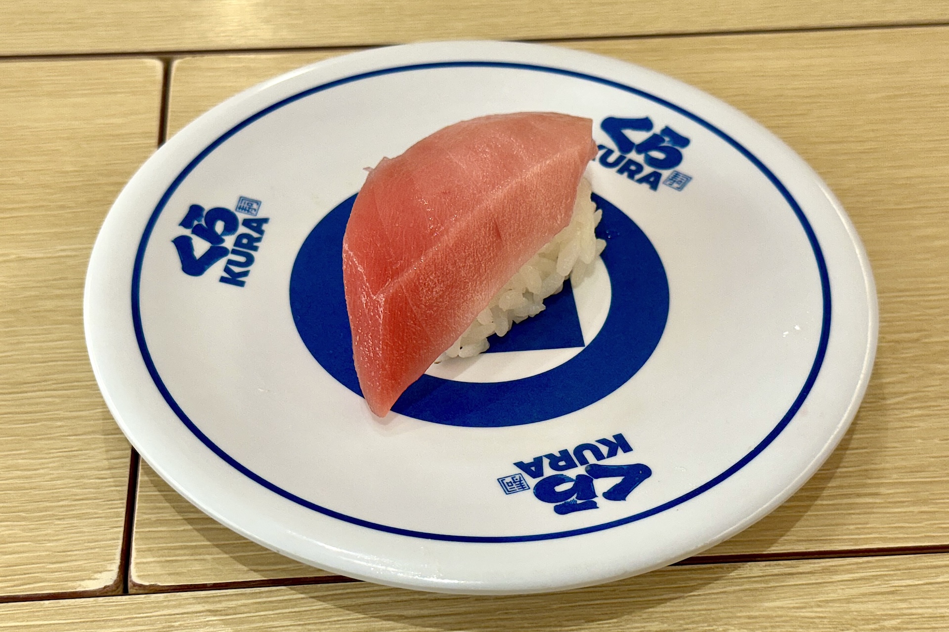 メガ中とろ（一貫） 価格：110円 販売期間：10月31日〜11月3日