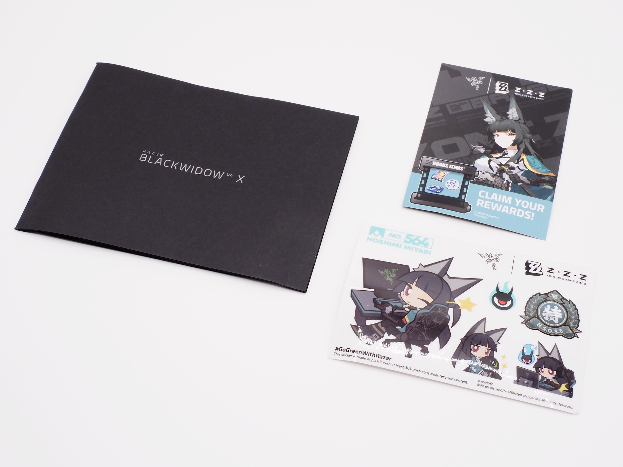 付属の冊子類にはコラボステッカーのほか、ゲーム内アイテムがもらえるコードもある。忘れずに受け取っておこう